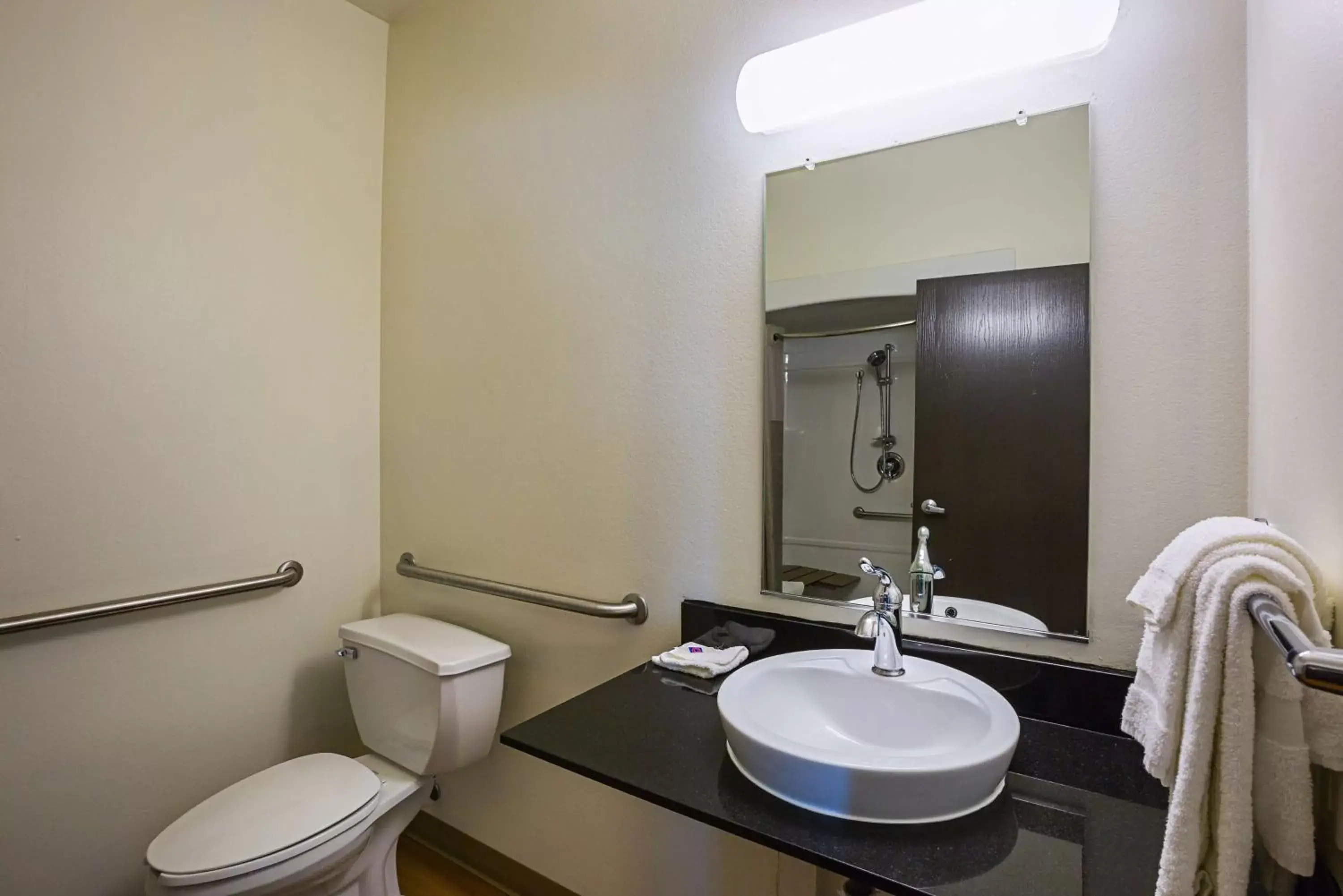 Toilet, Bathroom in Motel 6-Grand Island, NE