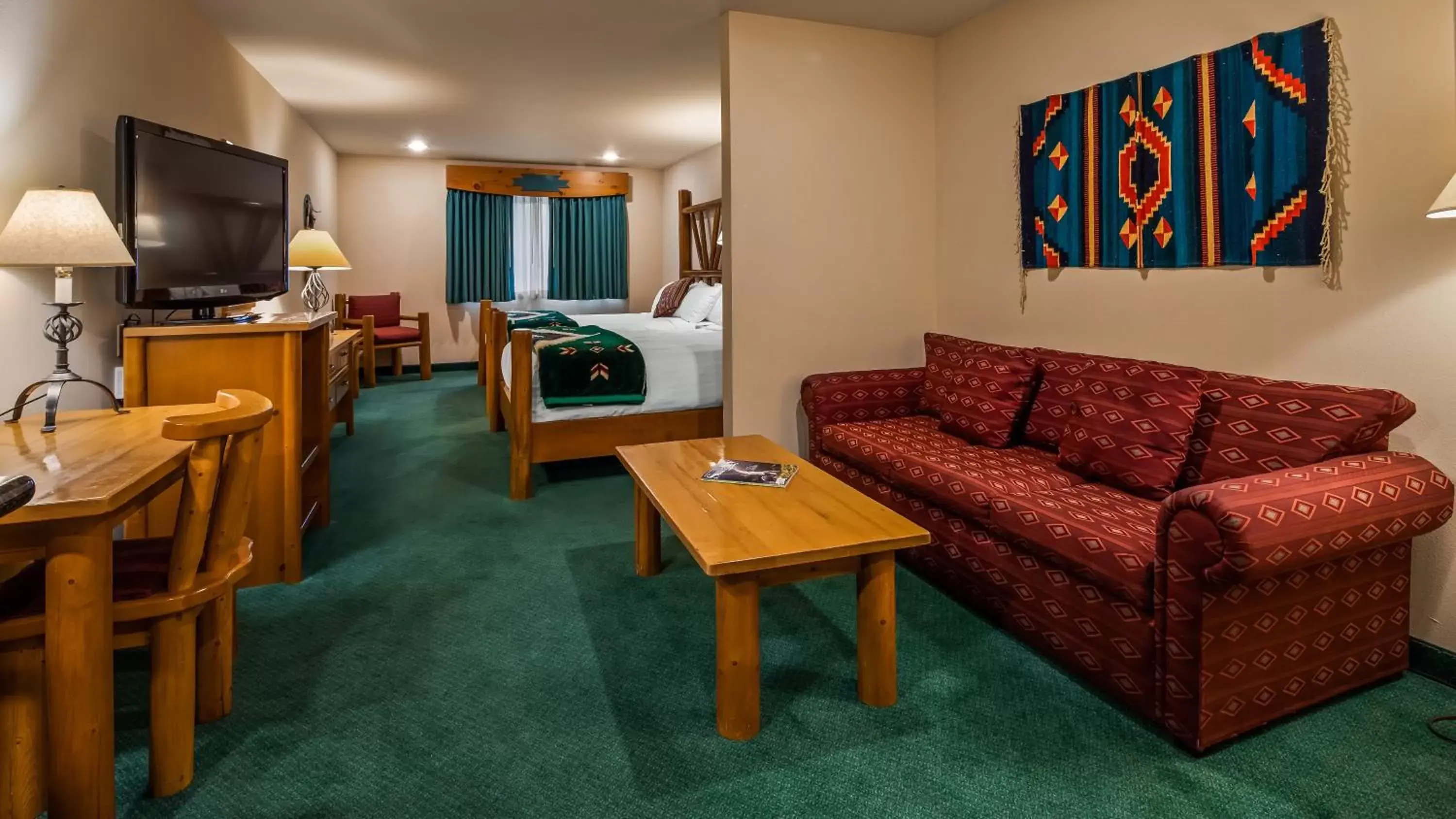 Bedroom, Seating Area in Best Western Plus Kentwood Lodge