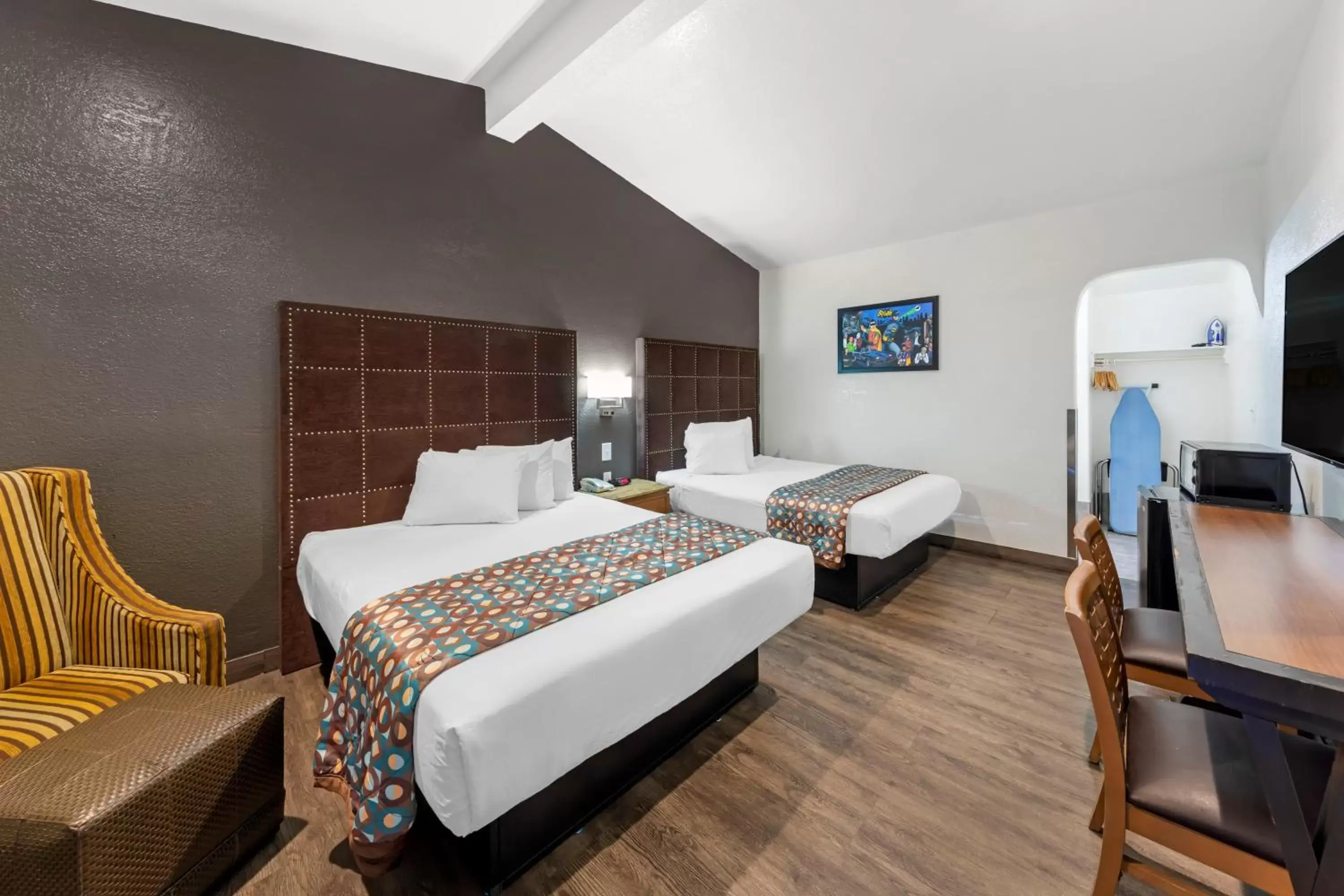 Photo of the whole room, Bed in Anaheim Discovery Inn and Suites Photo of the whole room, Bed in Anaheim Discovery Inn and Suites