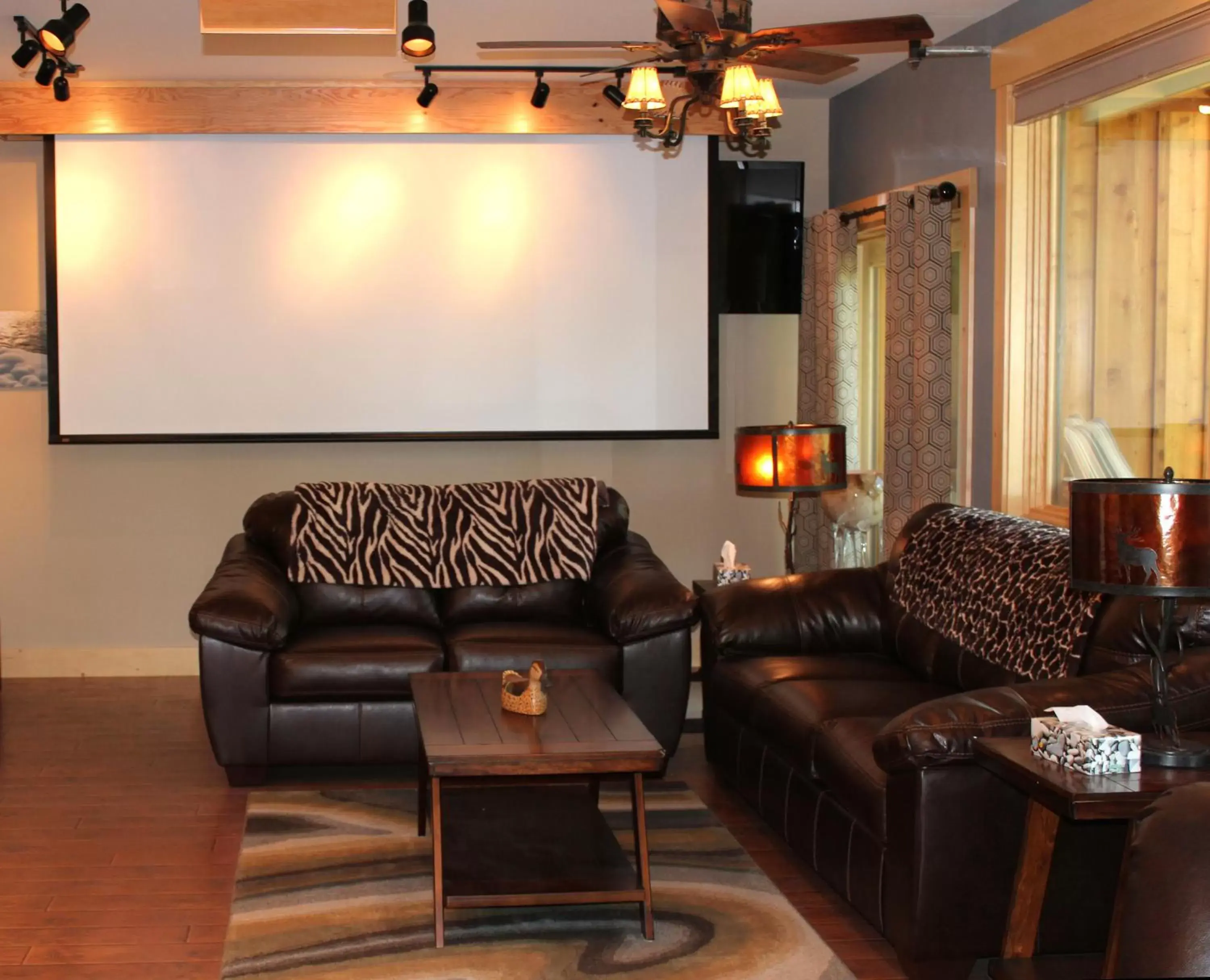 Communal lounge/ TV room, Seating Area in Twisp River Suites