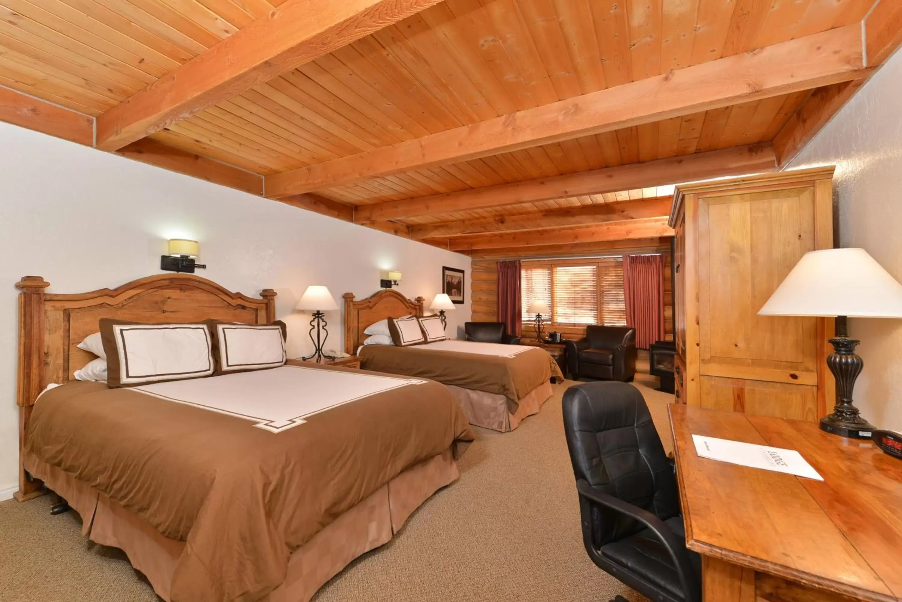 Photo of the whole room, Bed in The Boulder Creek Lodge