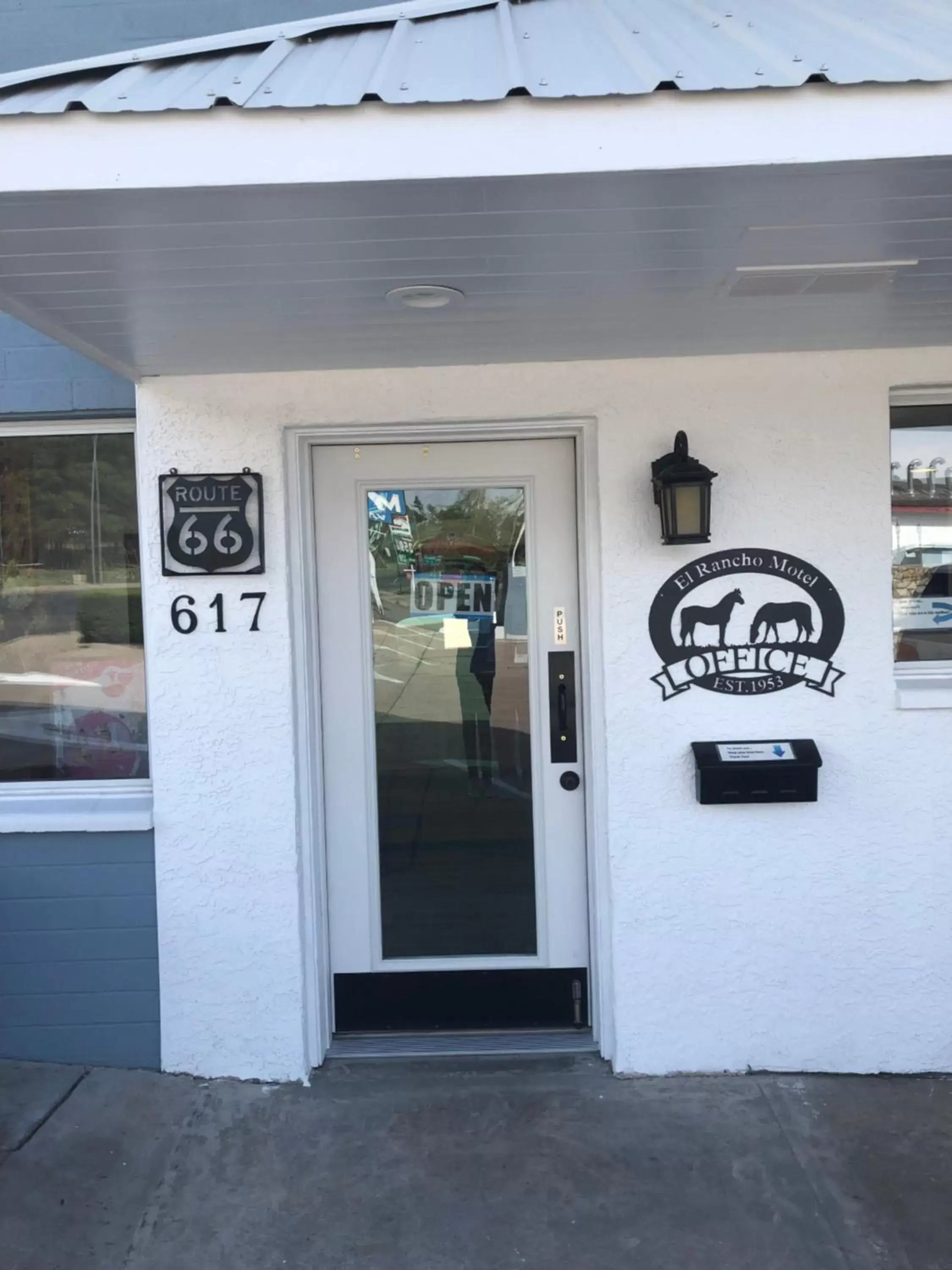 Queen Room in El Rancho Motel Queen Room in El Rancho Motel