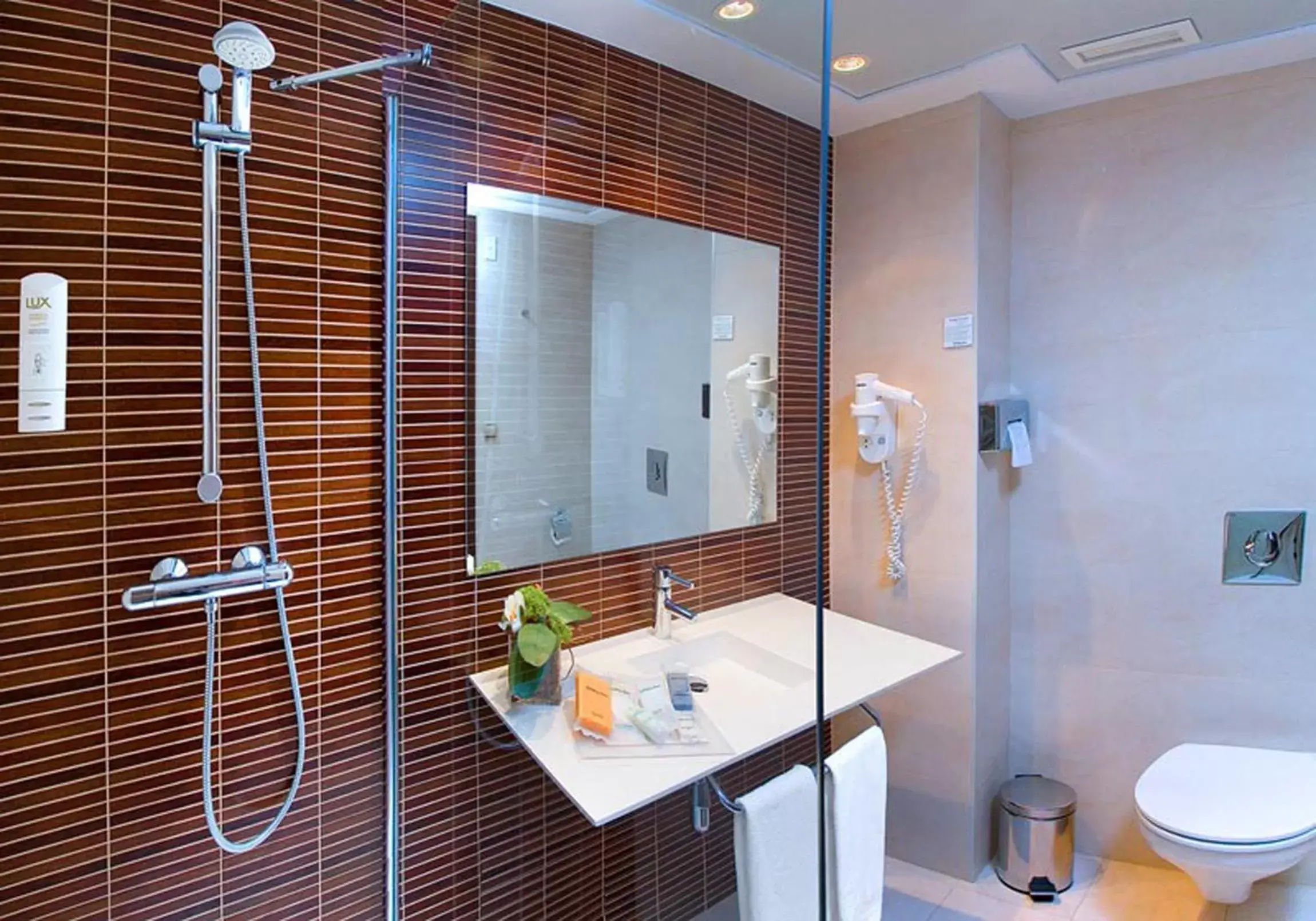 Shower, Bathroom in Port Elche