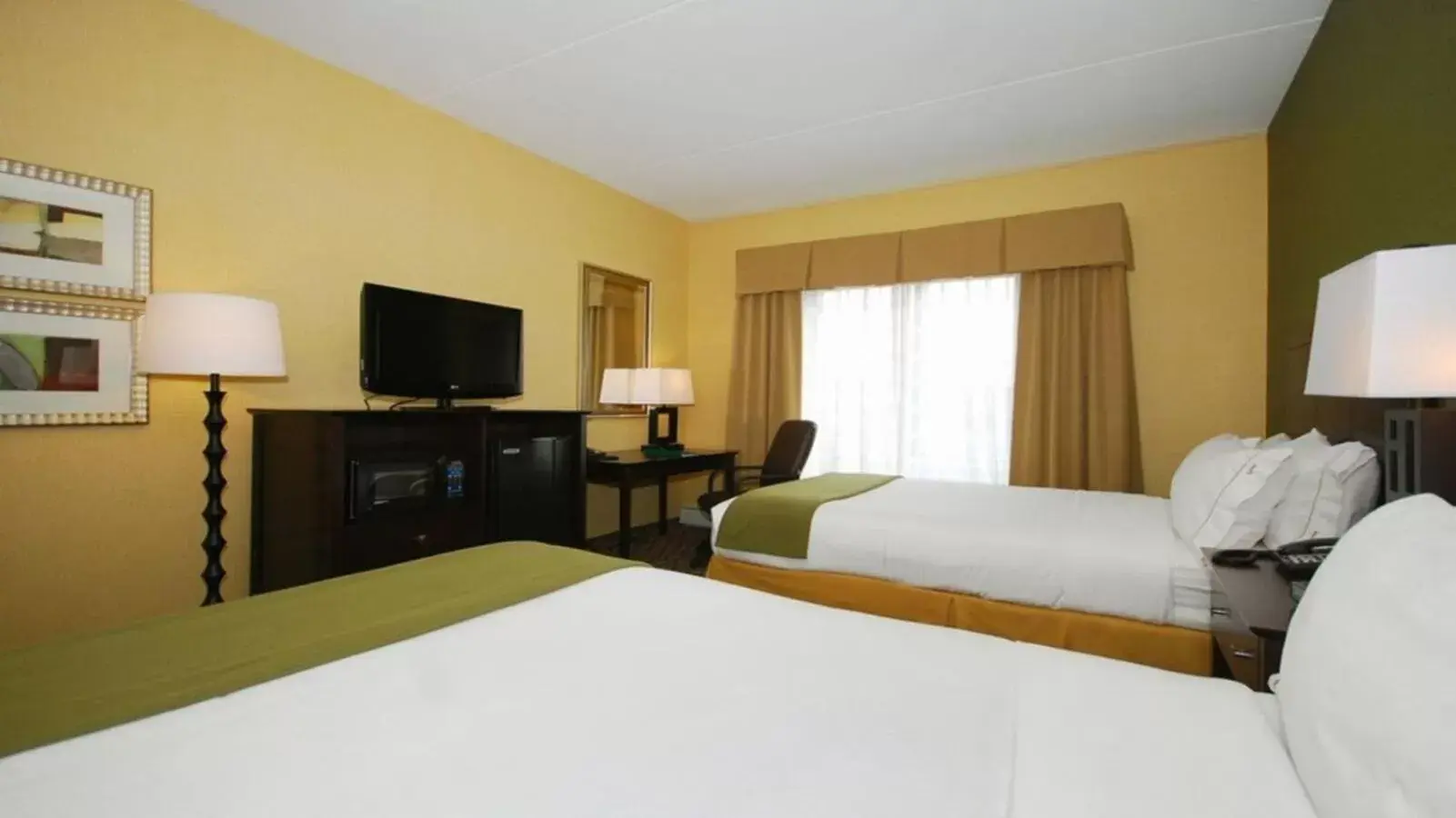 Photo of the whole room, Bed in Kittanning Plaza Hotel