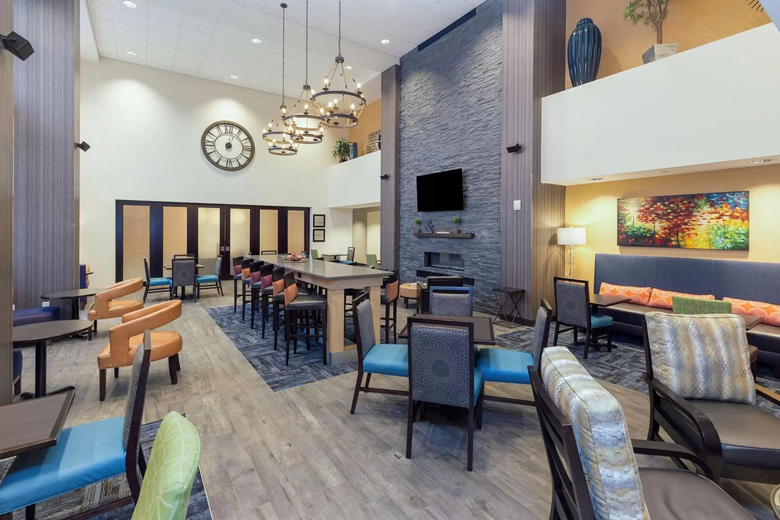 Lobby or reception, Lounge/Bar in Hampton Inn & Suites Morgantown / University Town Centre