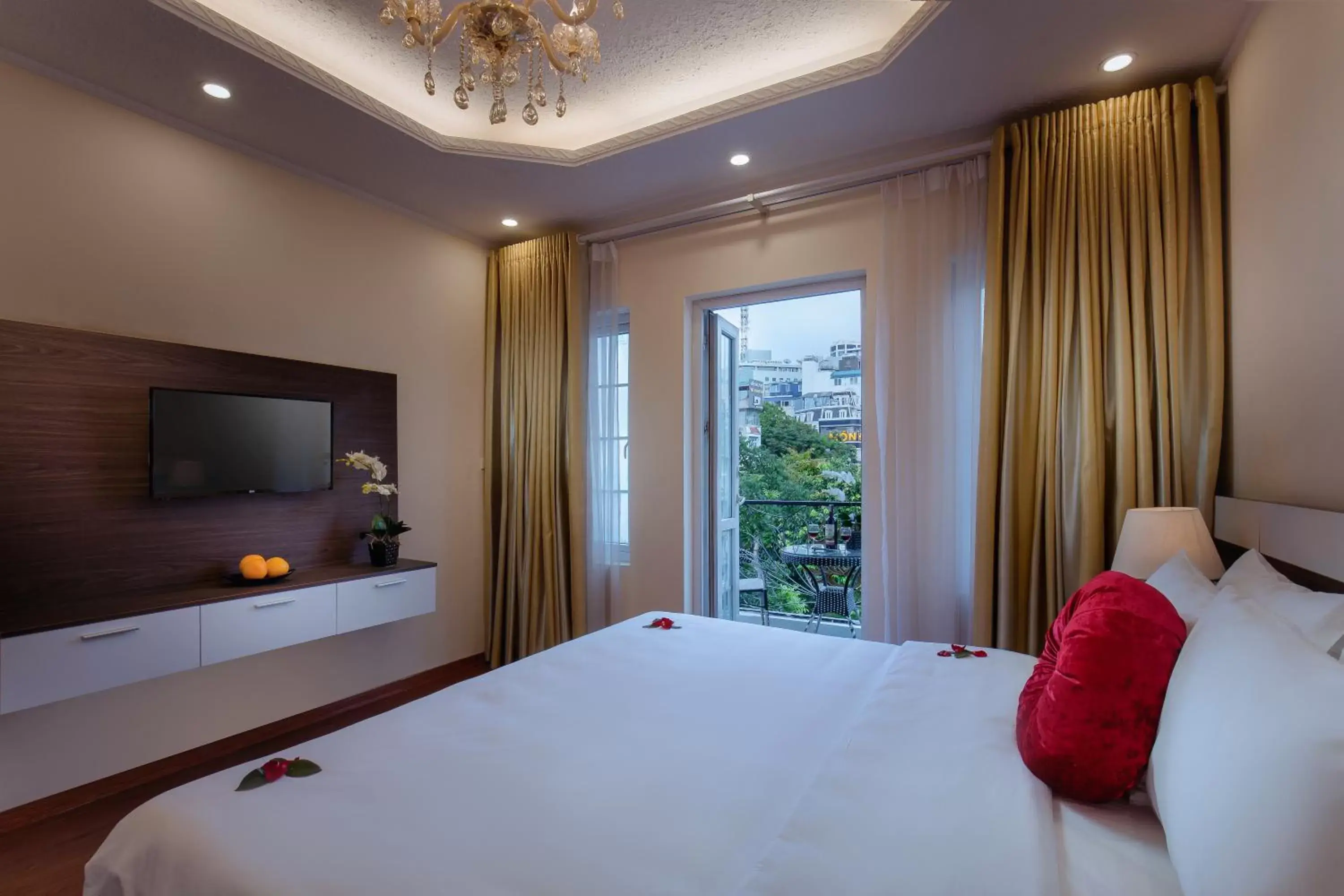 TV and multimedia, Bed in Le Beryl Hanoi Hotel