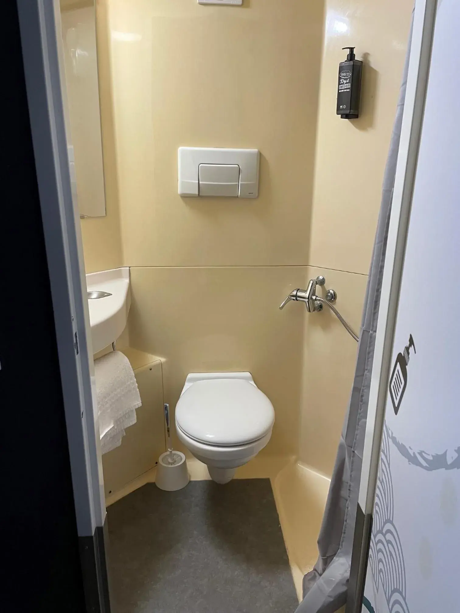 Bathroom in ibis budget Le Mans Universite