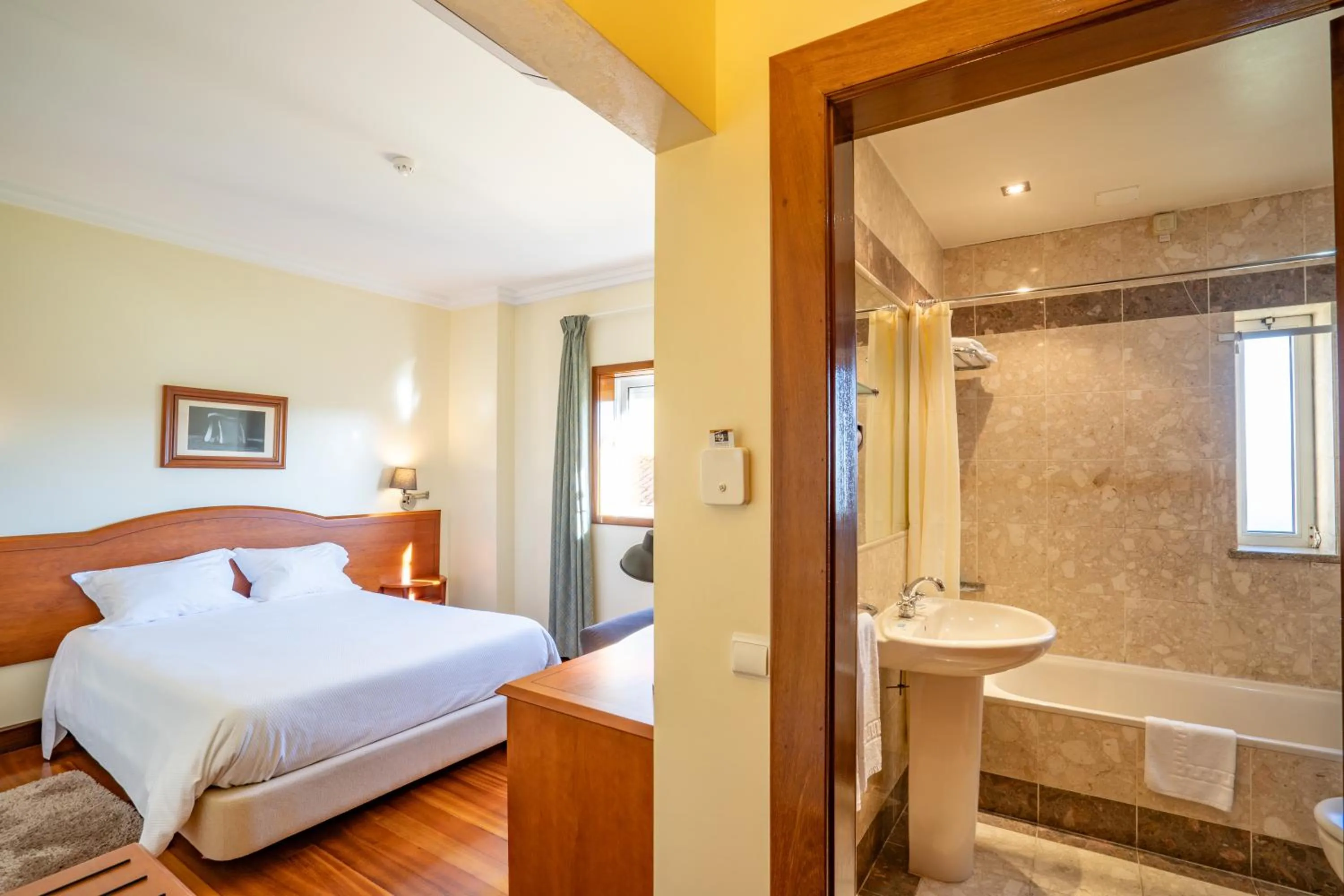 Bathroom, Bed in Hotel Ulveira