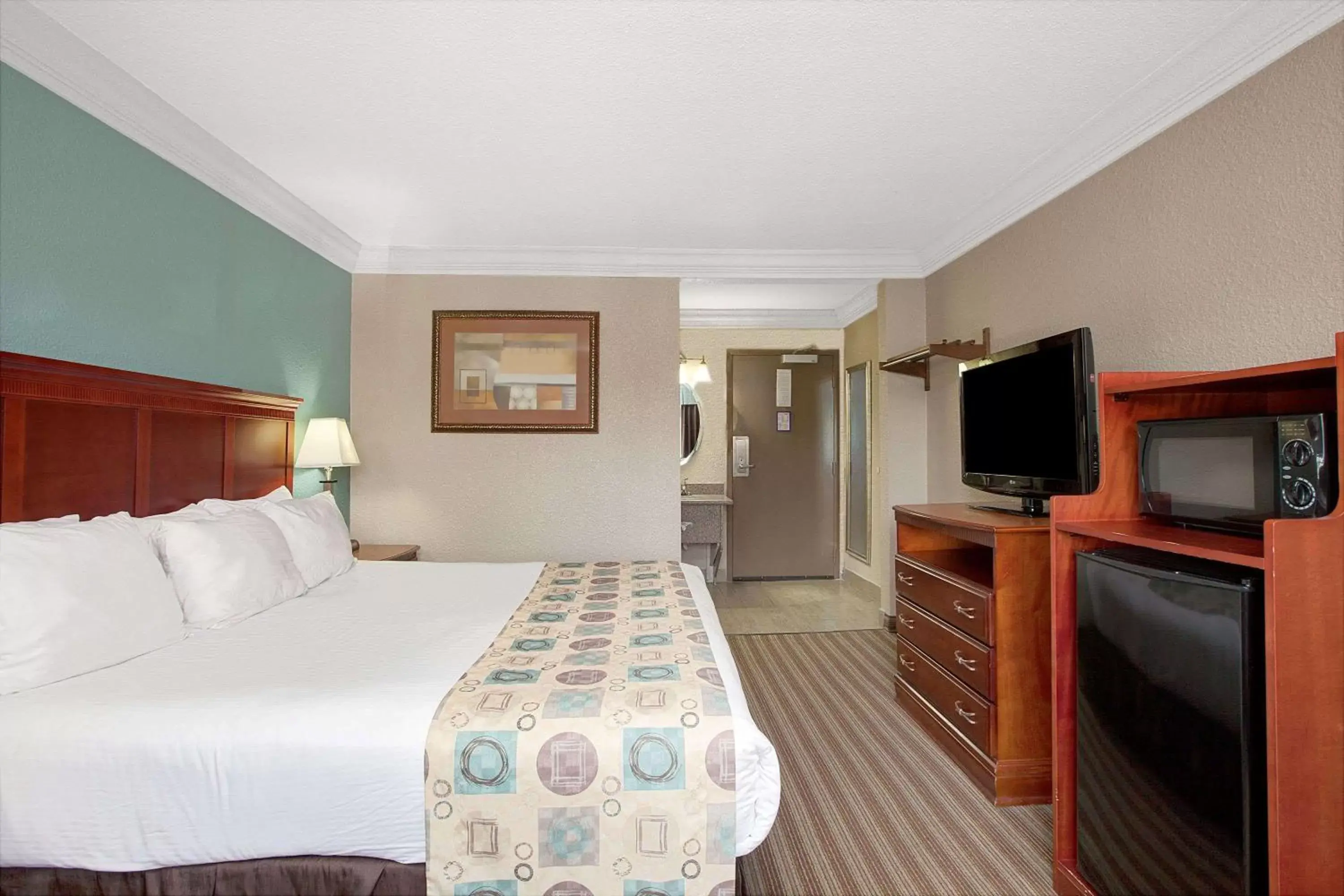 Photo of the whole room, Bed in Ramada by Wyndham Houston Intercontinental Airport South