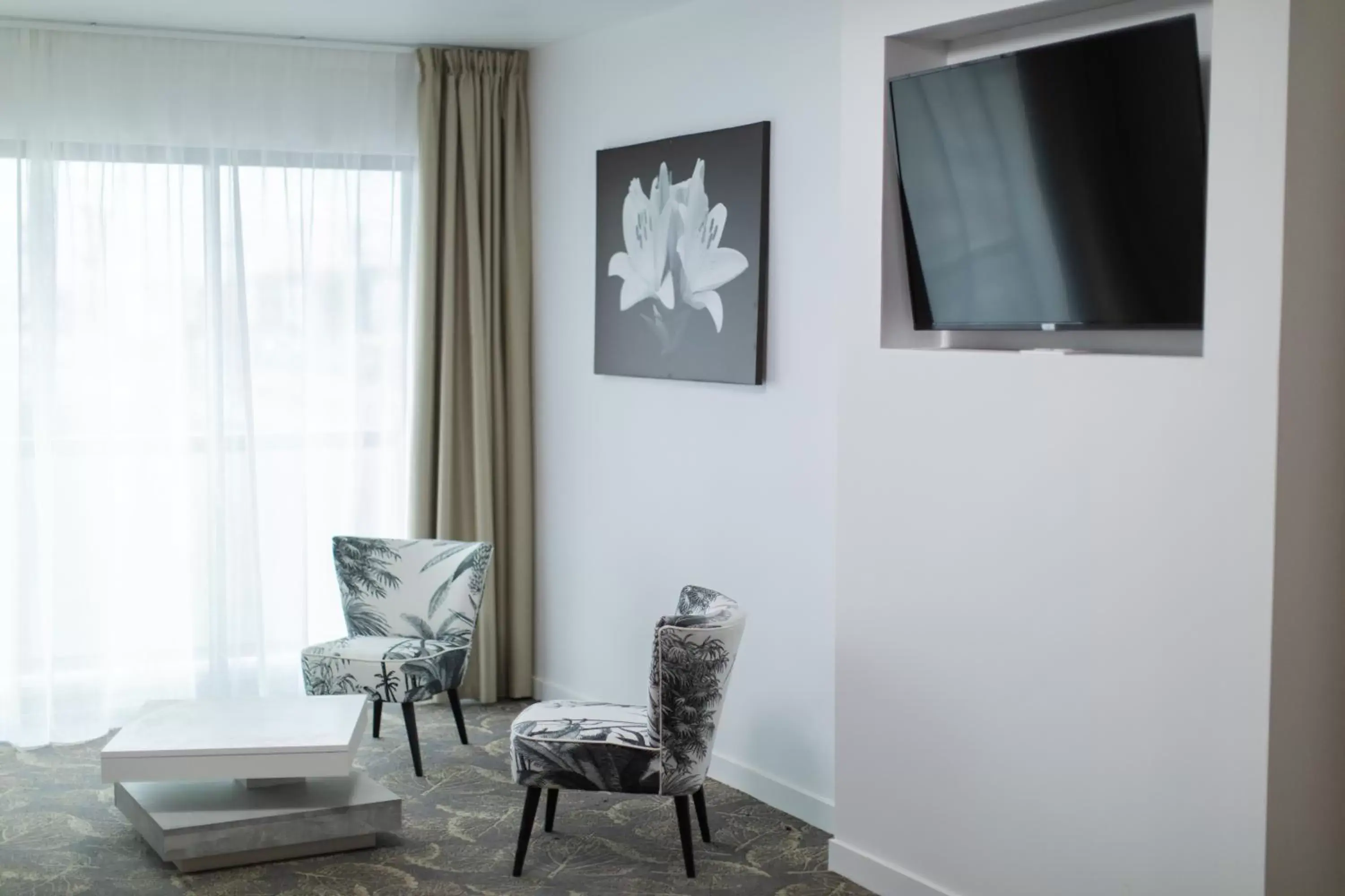 Seating area, TV/Entertainment Center in Le Barracuda & Spa, Centre Port, pieds dans l'eau, vue mer