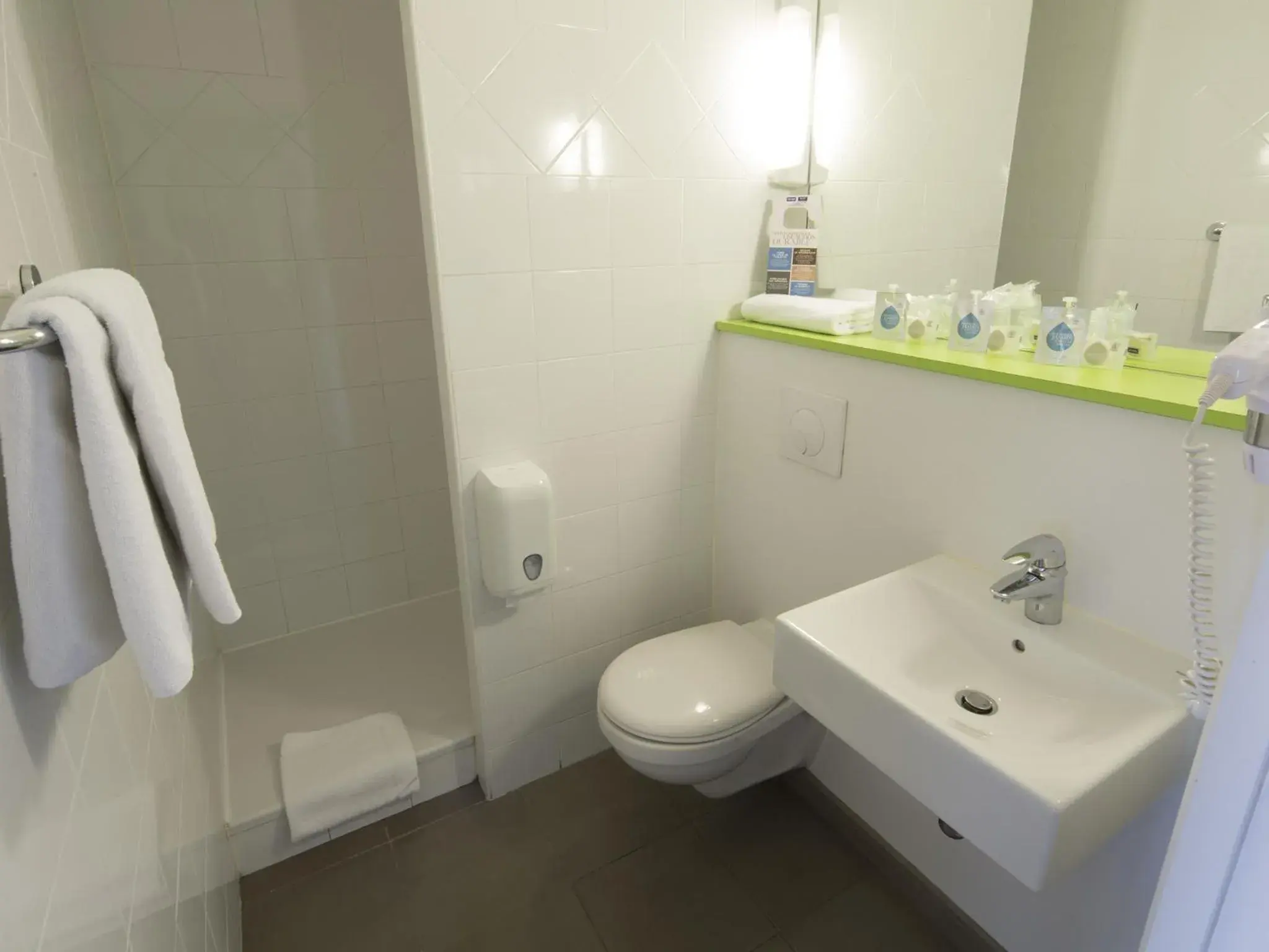 Toilet, Bathroom in Kyriad Carcassonne - Aéroport
