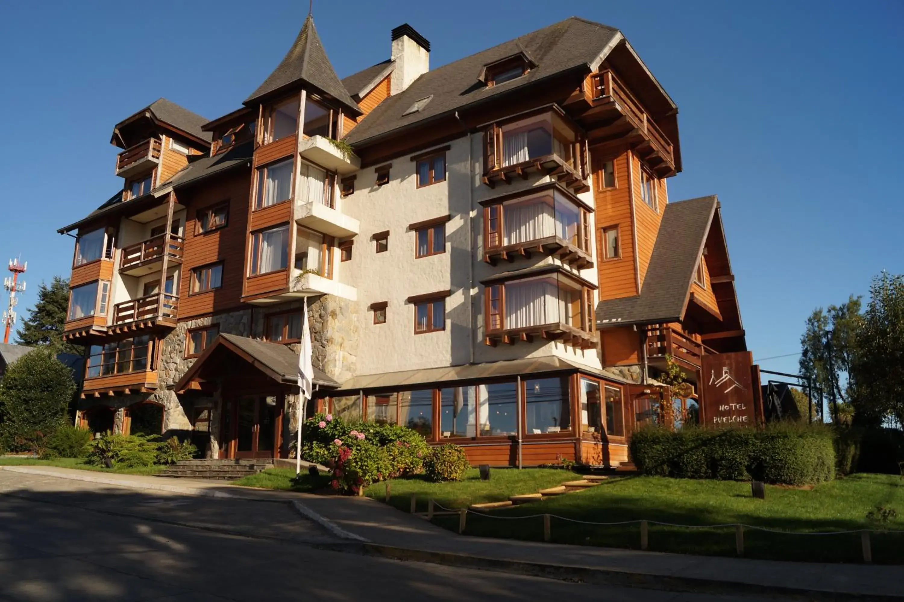 Facade/entrance, Property Building in Hotel Puelche