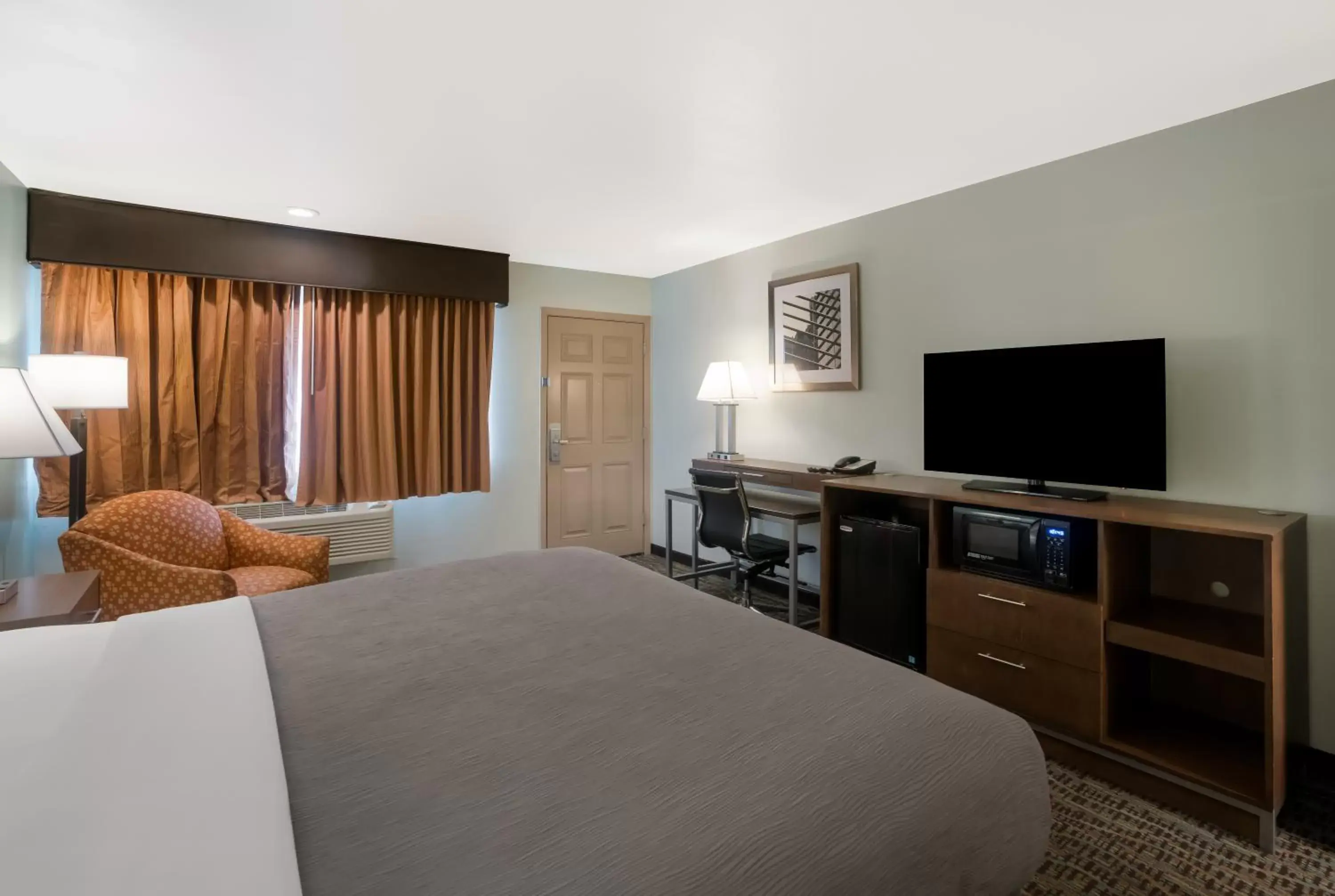 Photo of the whole room, TV/Entertainment Center in Quality Inn Fairfield Napa Valley Area