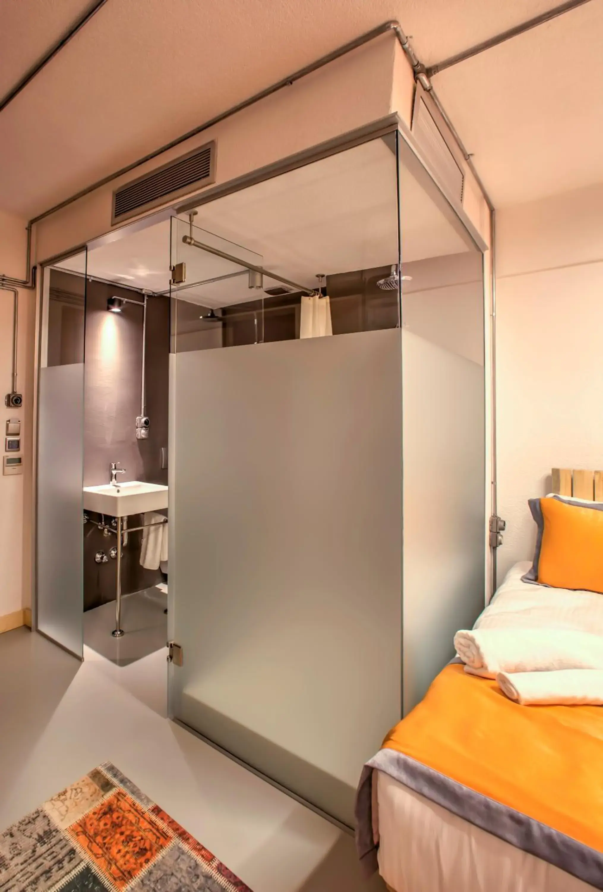 Bathroom, Bed in Vavien Hotel