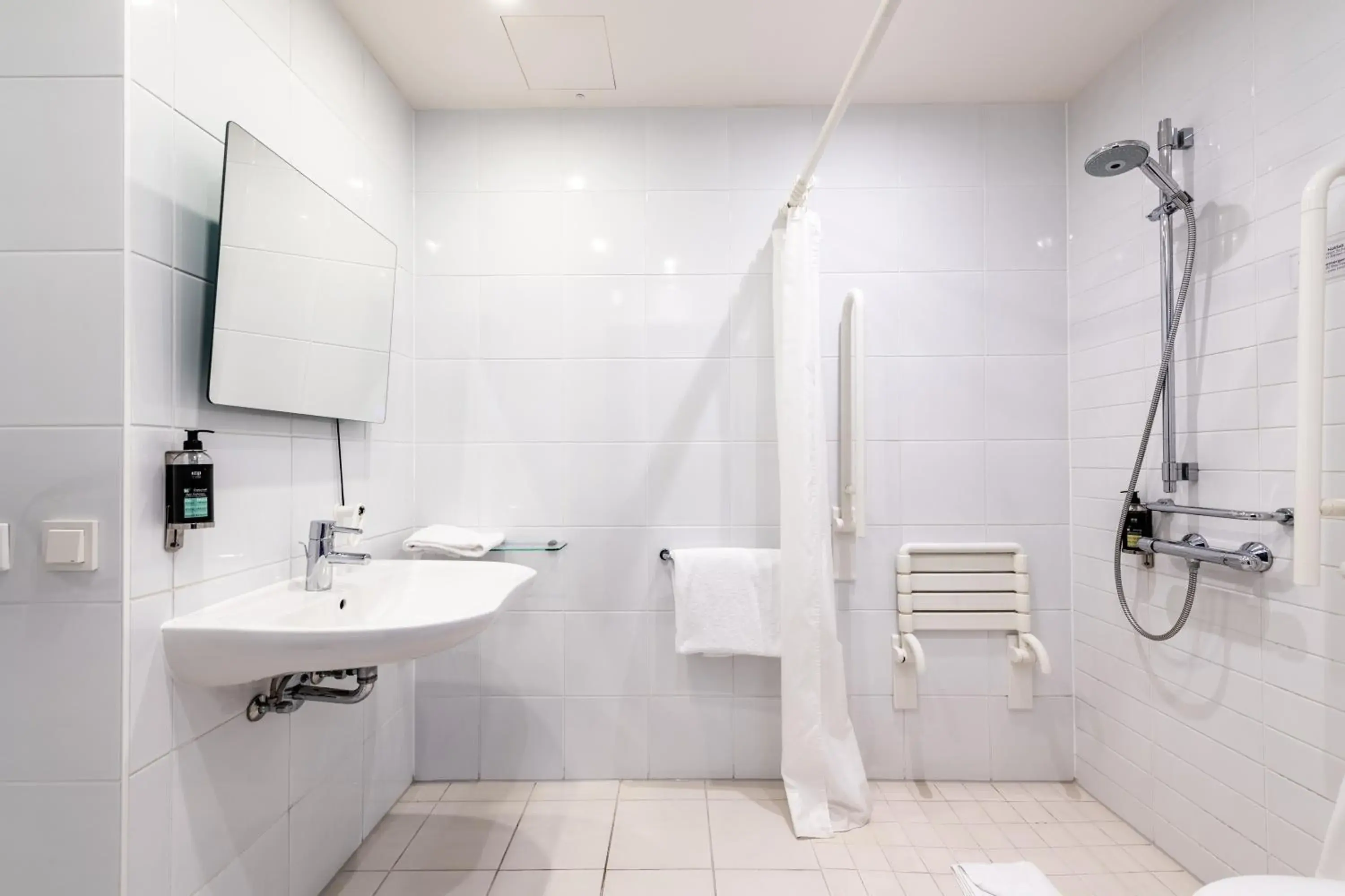 Shower, Bathroom in Holiday Inn Express Frankfurt City Hauptbahnhof