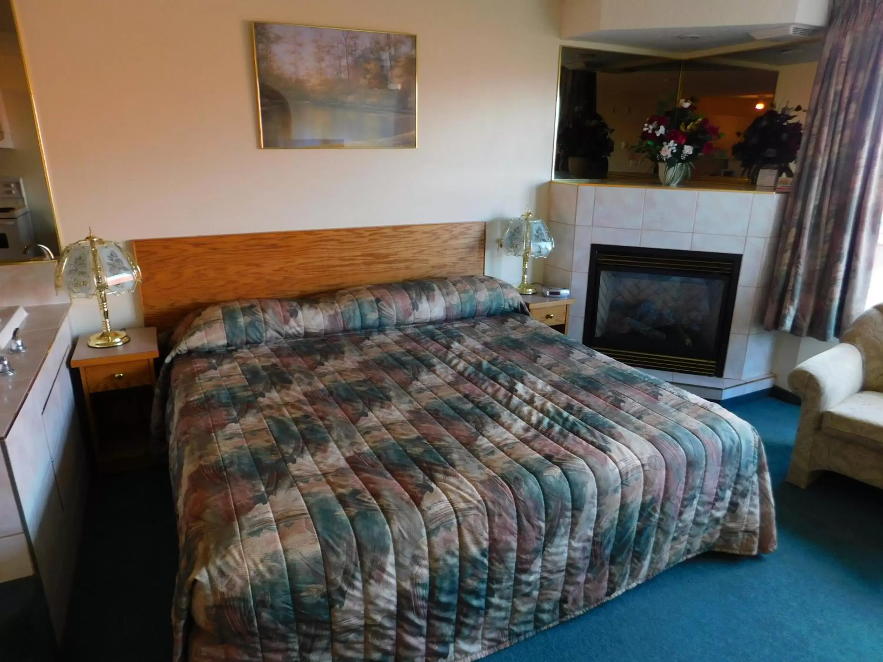 Bed in Western Budget Motel Leduc #3
