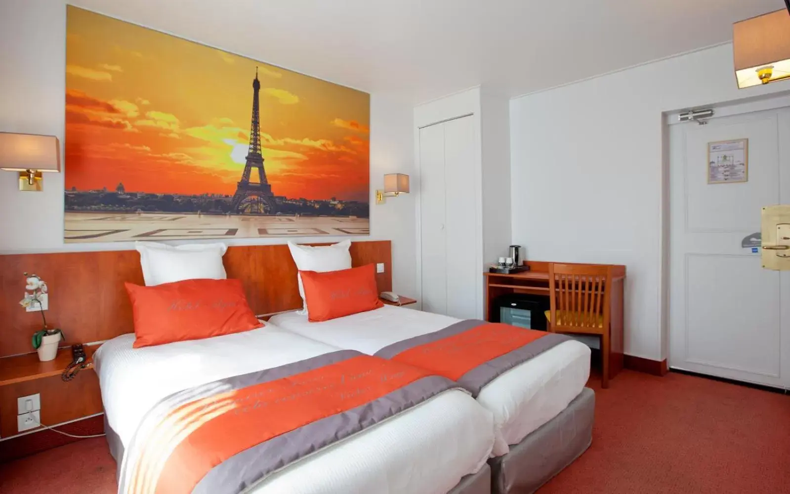 Photo of the whole room, Bed in Alyss Saphir Cambronne Eiffel