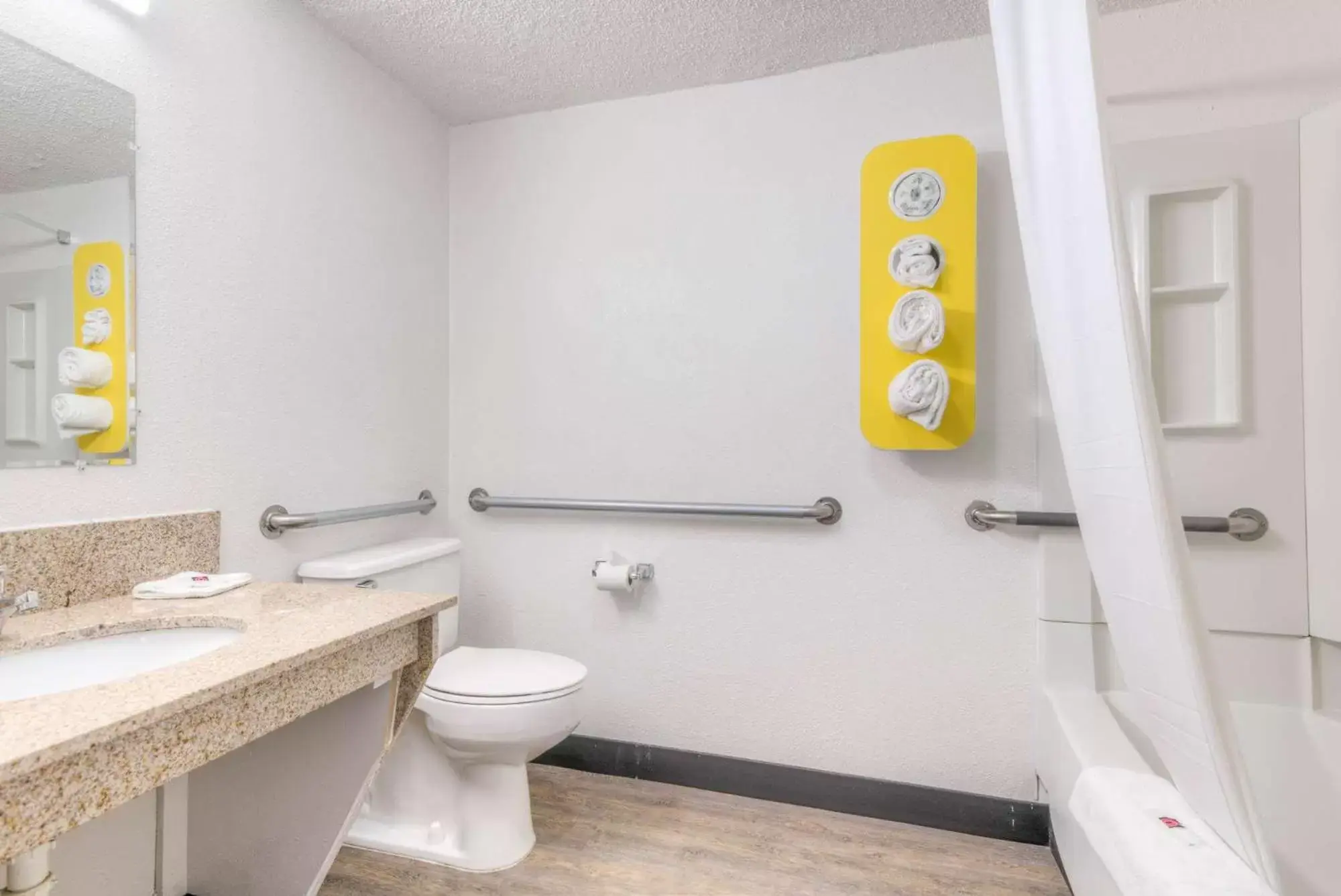Bathroom in Motel 6-Bridgeview, IL