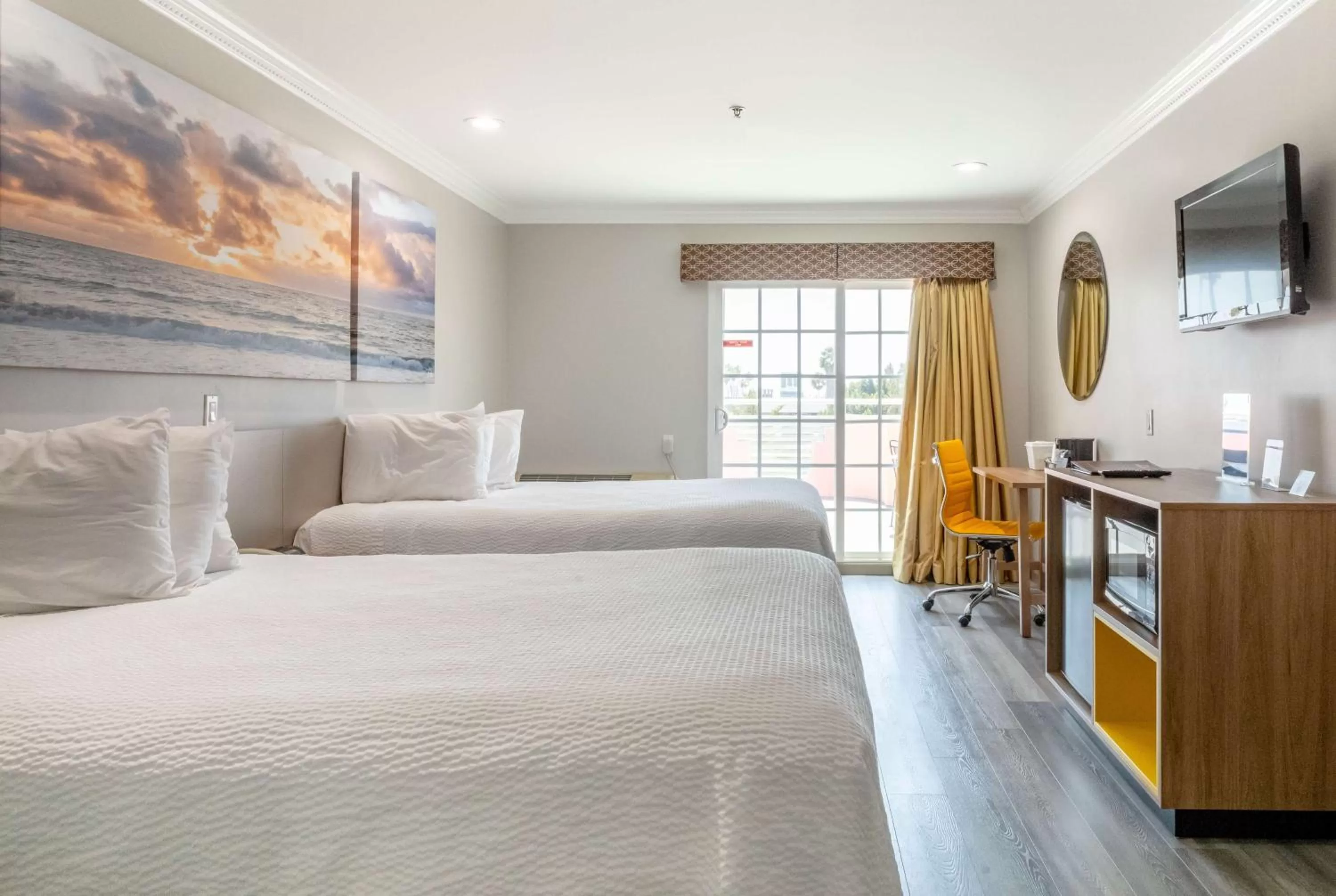 Bedroom, Bed in Days Inn by Wyndham Santa Monica