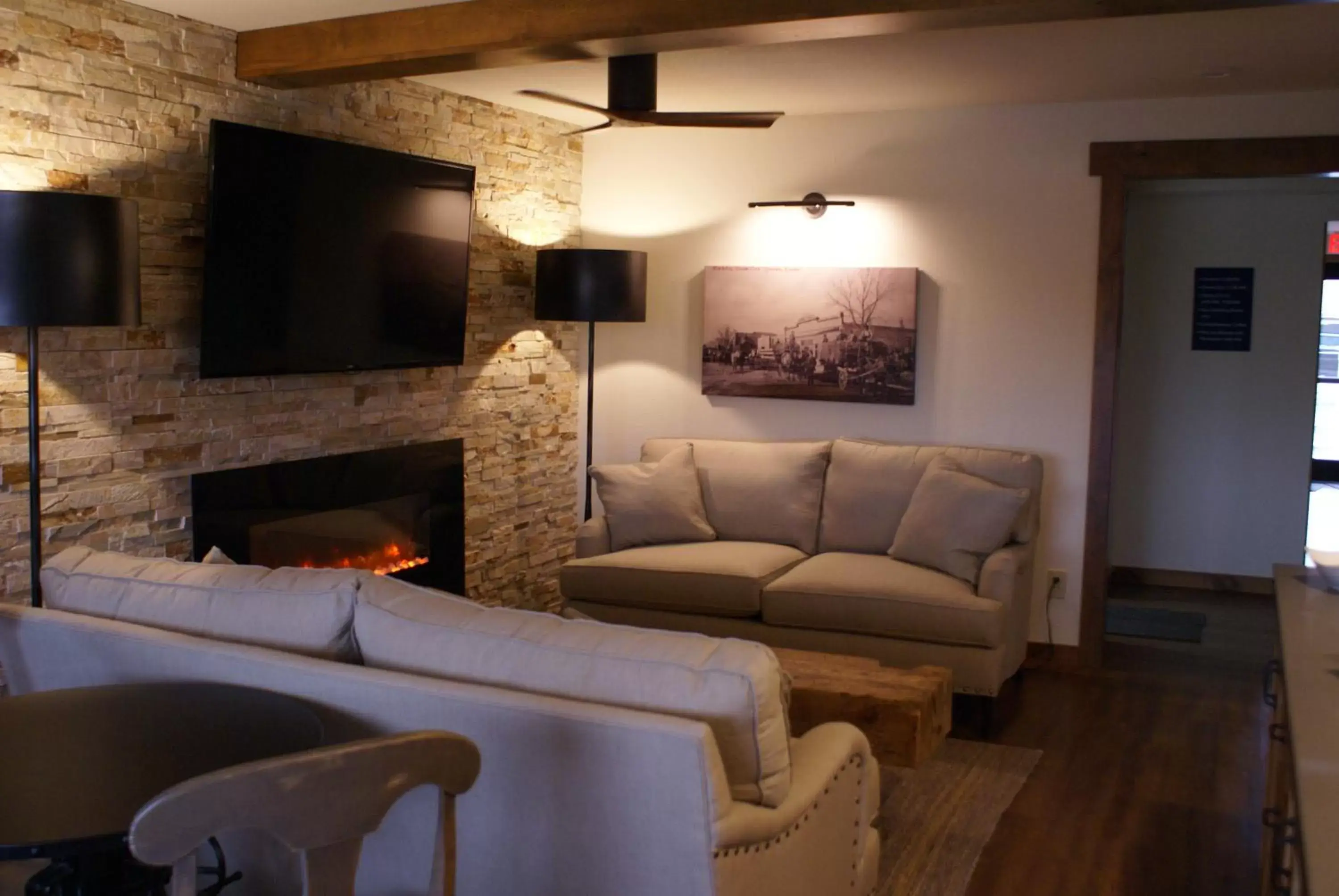 Communal lounge/ TV room, Seating Area in Boarders Inn & Suites by Cobblestone Hotels - Syracuse