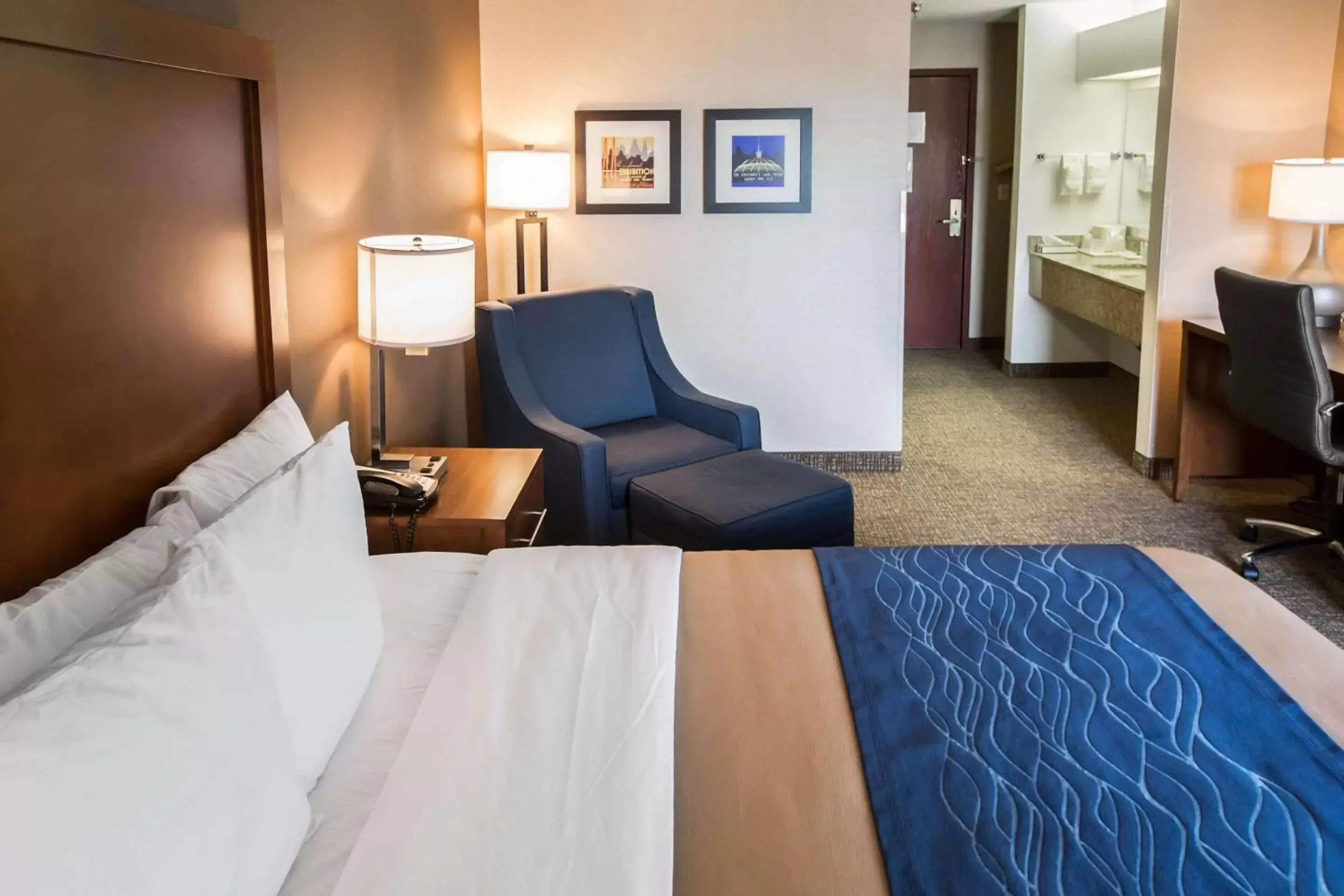 Photo of the whole room, Seating Area in Comfort Inn Crystal Lake - Algonquin