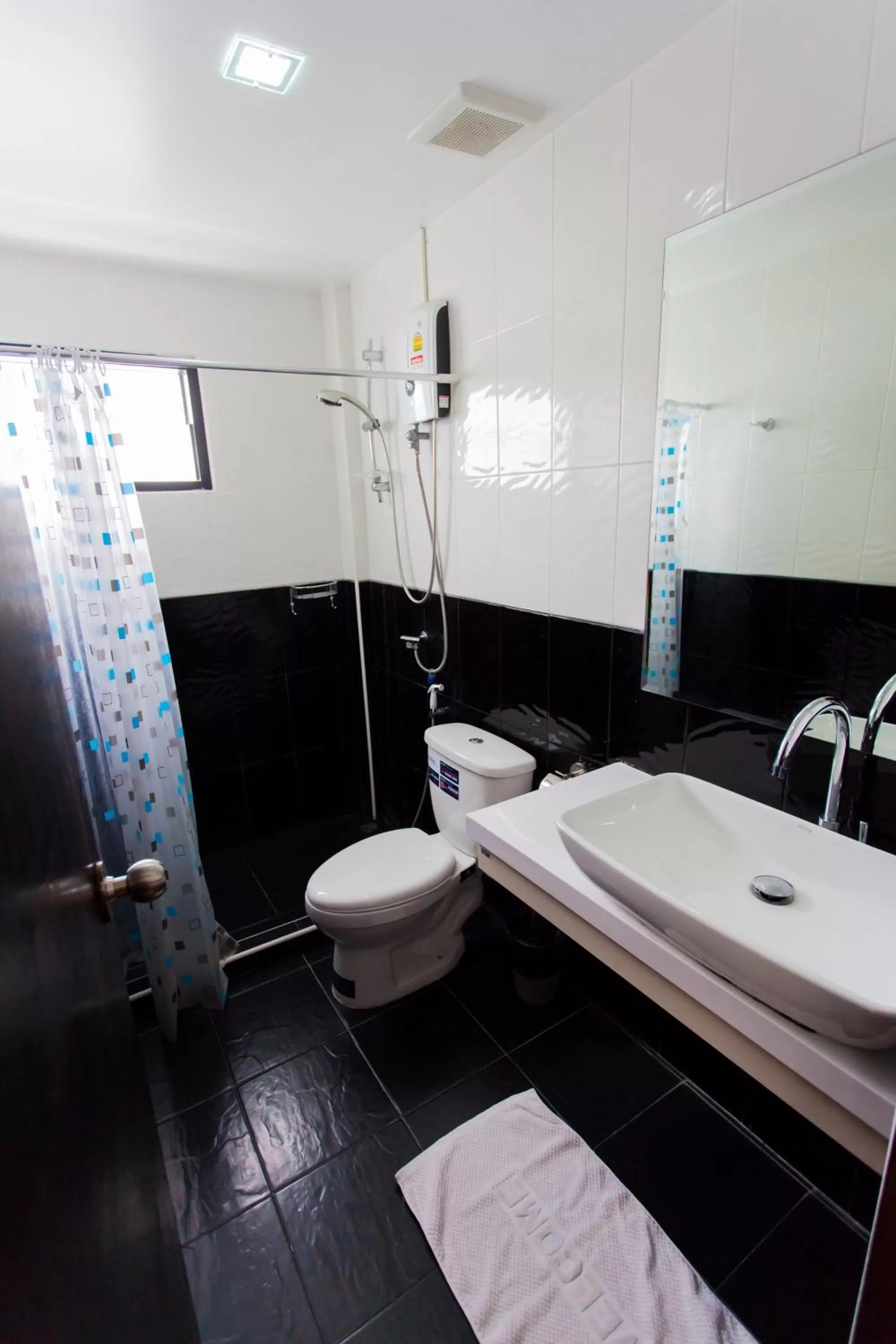 Bathroom in Basic Line Hotel @ Loikroh