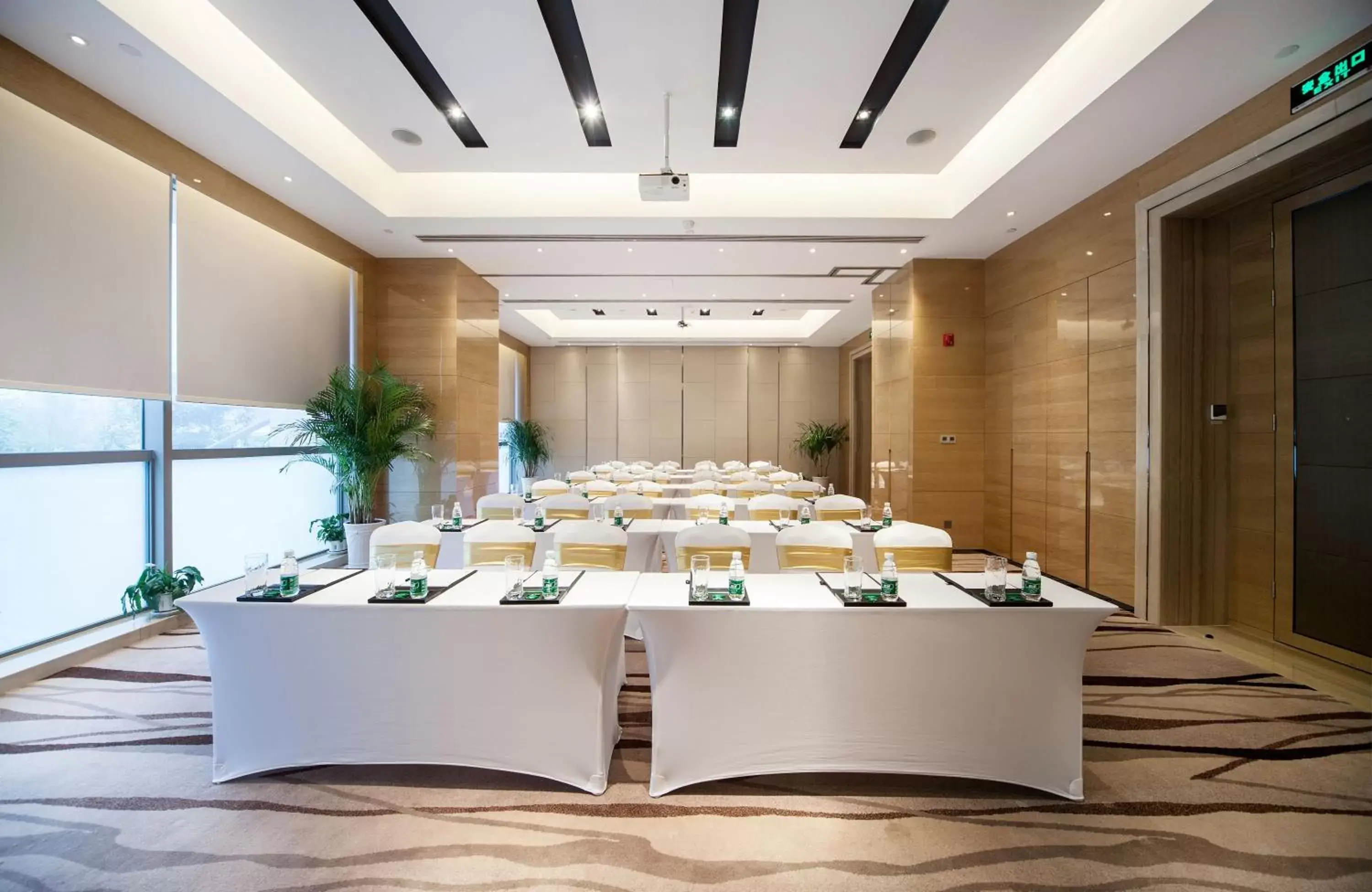 Meeting/conference room in Holiday Inn Chengdu Oriental Plaza, an IHG Hotel
