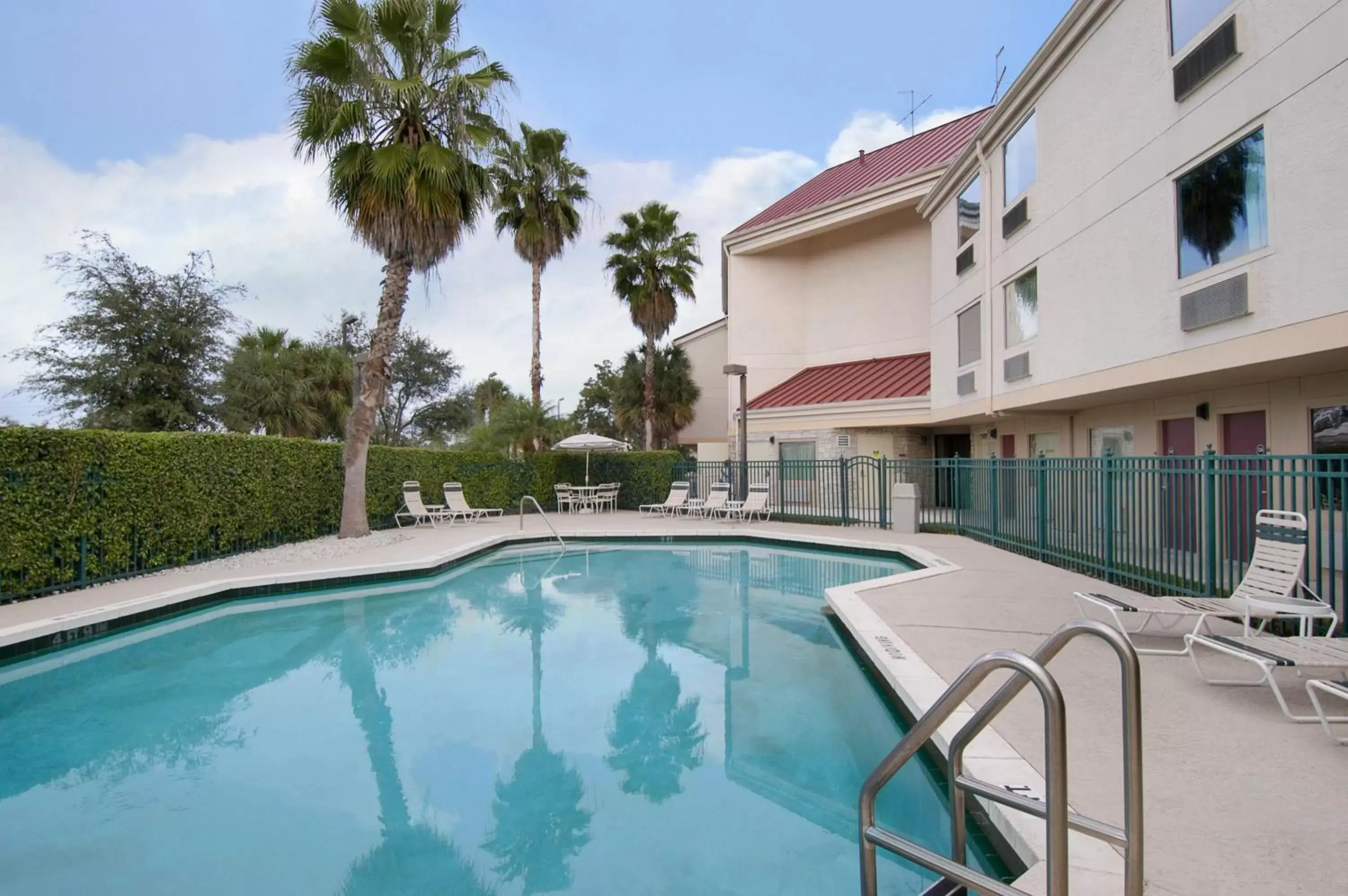 Swimming pool, Property Building in Red Roof Inn PLUS+ West Palm Beach
