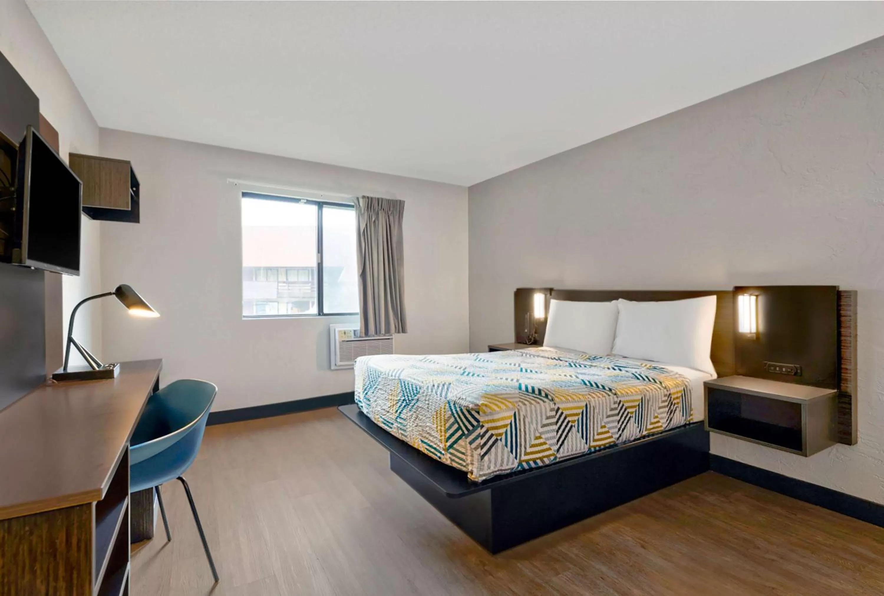 Bedroom, Bed in Motel 6-Oak Creek, WI