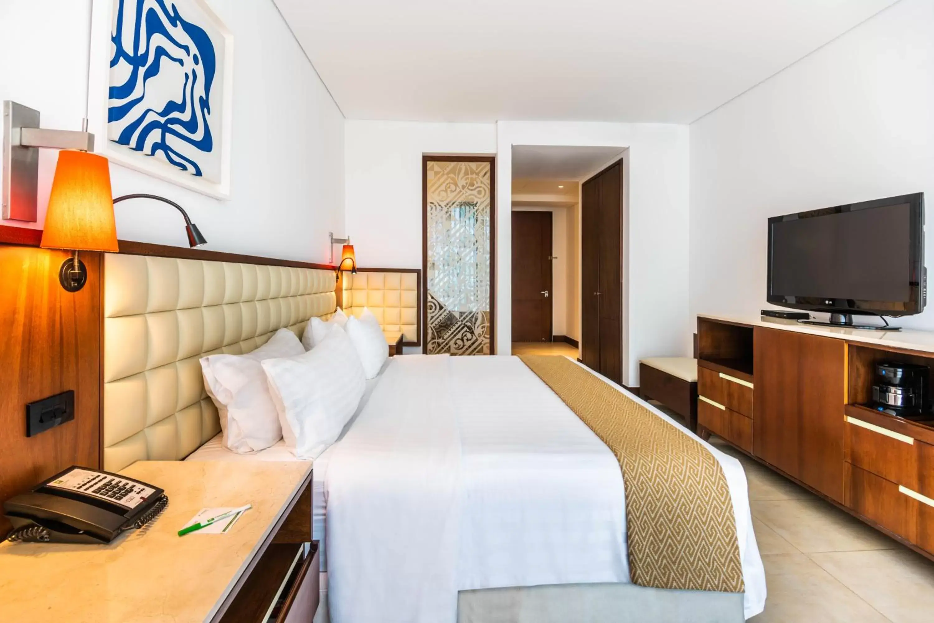 Bed in Holiday Inn Cartagena Morros, an IHG Hotel