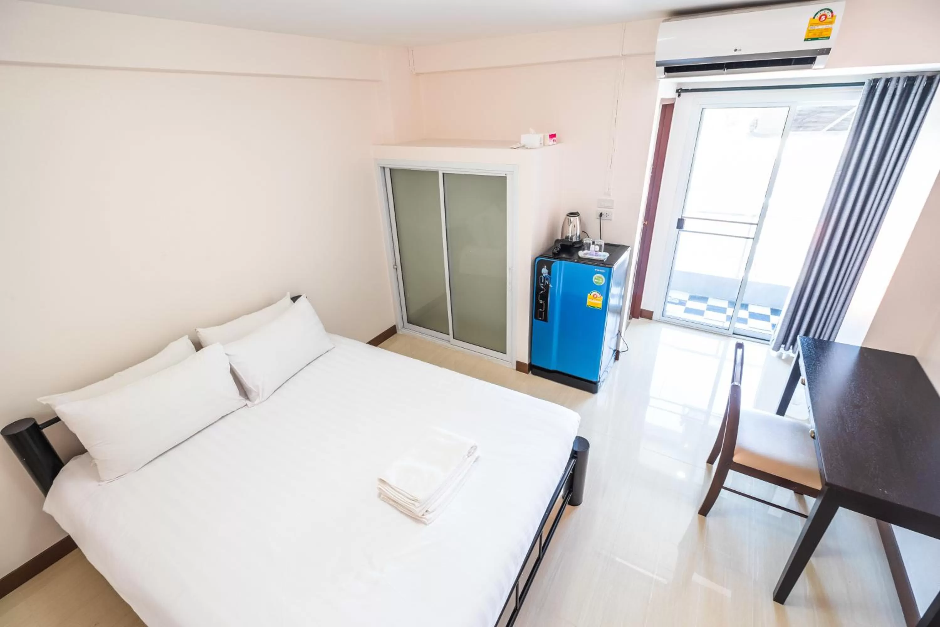 Photo of the whole room, Bed in Don Muang Hotel