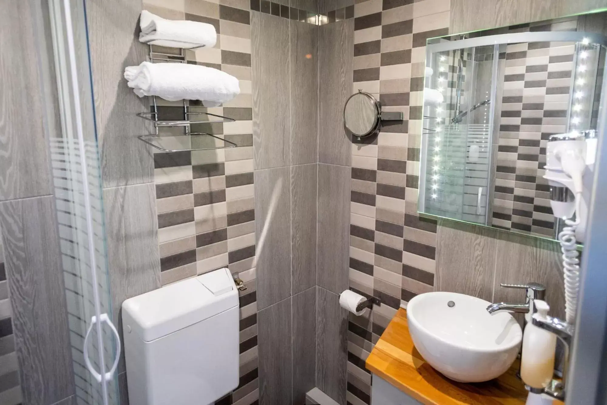 Toilet, Bathroom in The Originals Boutique, Hôtel Neptune, Berck-sur-Mer (Inter-Hotel)