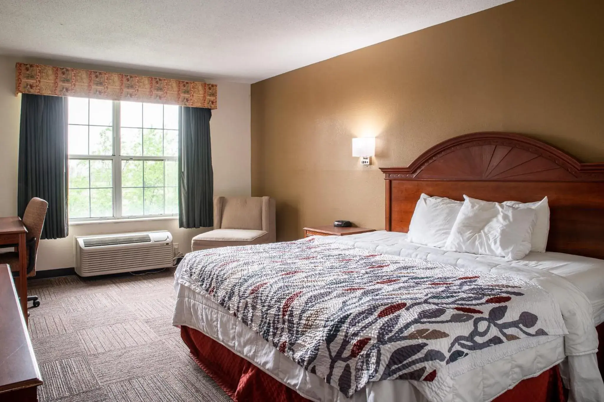 Photo of the whole room, Bed in BlissPoint Inn & Suites Marion