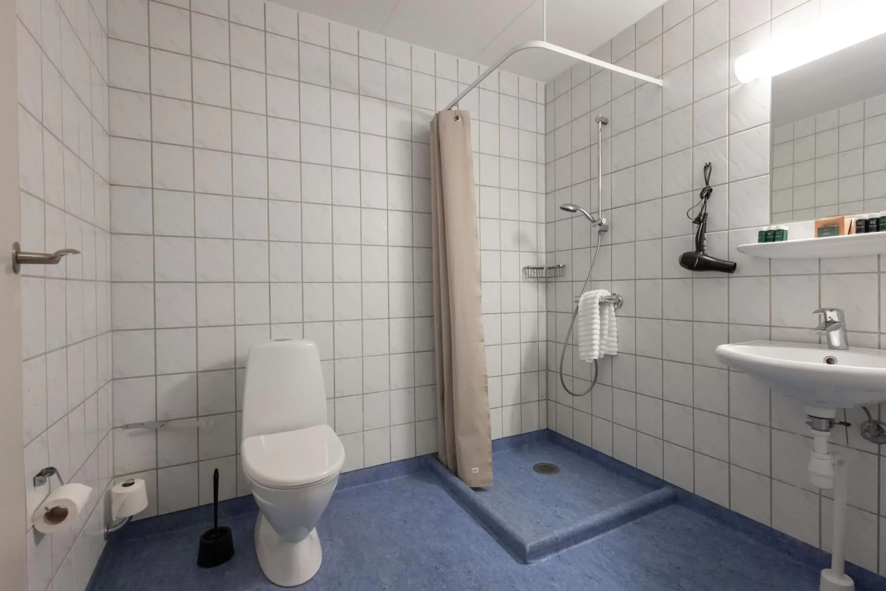 Shower, Bathroom in Hotel Maritime