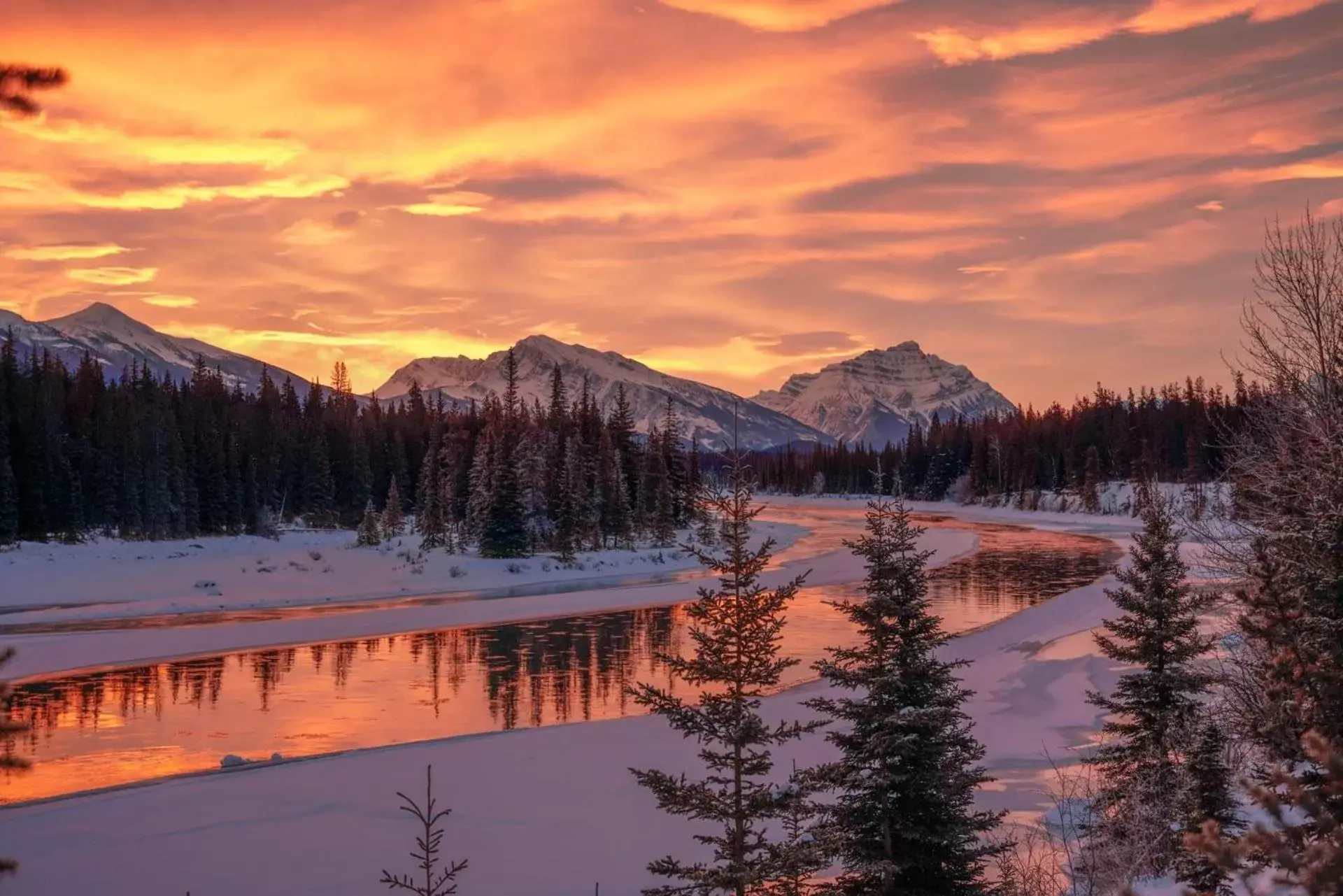 Nearby landmark, Winter in Mount Robson Inn