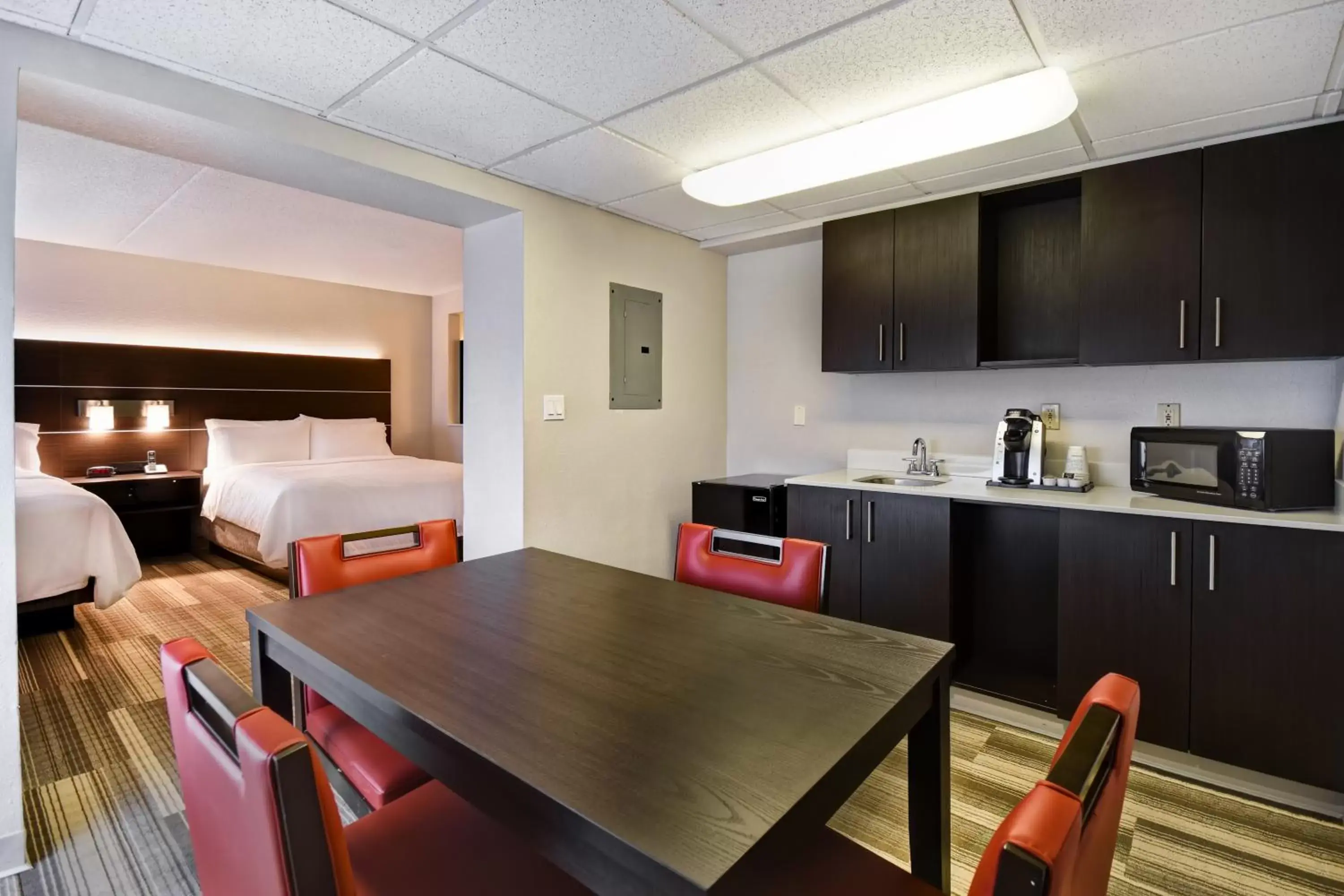Photo of the whole room, Kitchen/Kitchenette in Holiday Inn Express & Suites Allentown-Dorney Park Area, an IHG Hotel