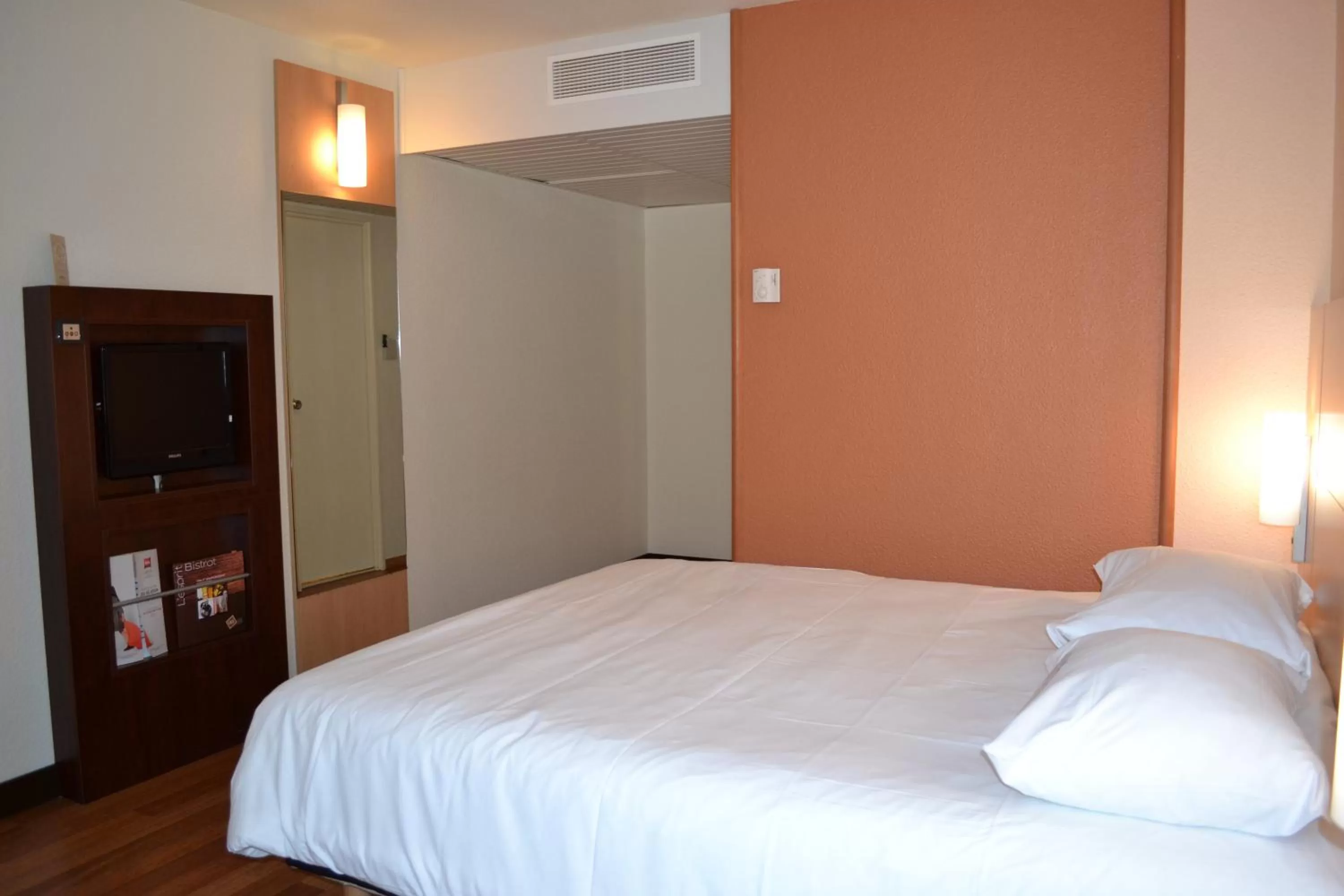 Photo of the whole room, Bed in ibis Angers Centre Chateau