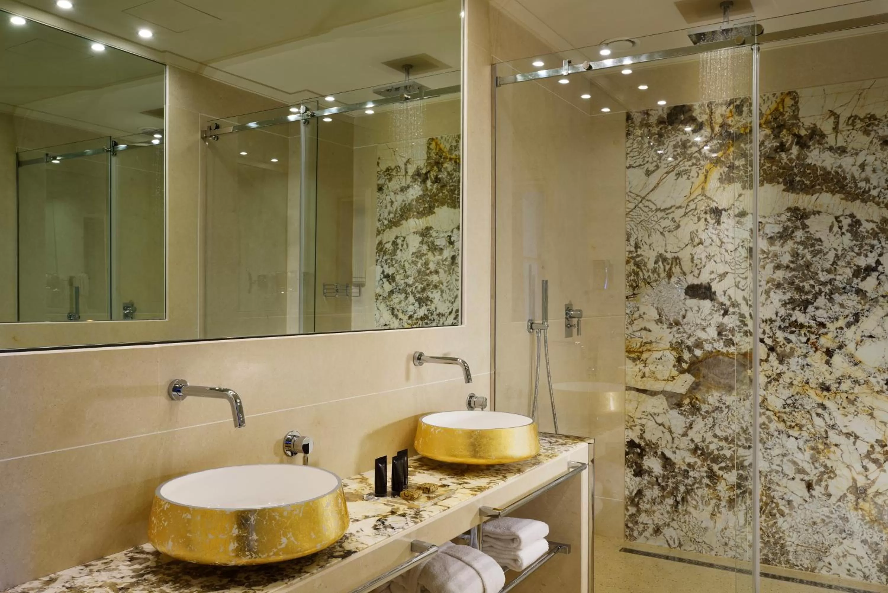 Shower in Grand Hotel Minerva