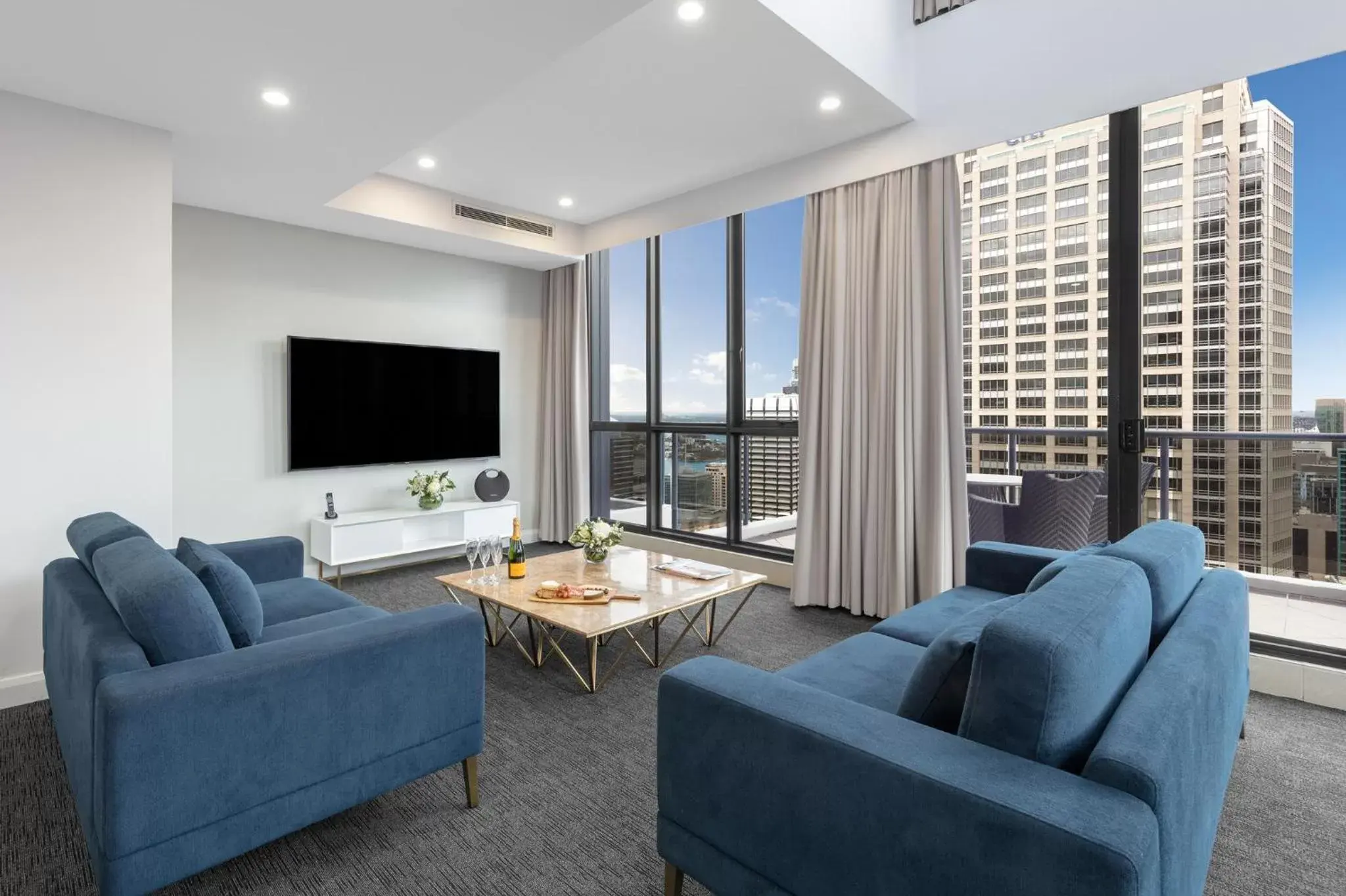 Living room, Seating Area in Meriton Suites Pitt Street, Sydney