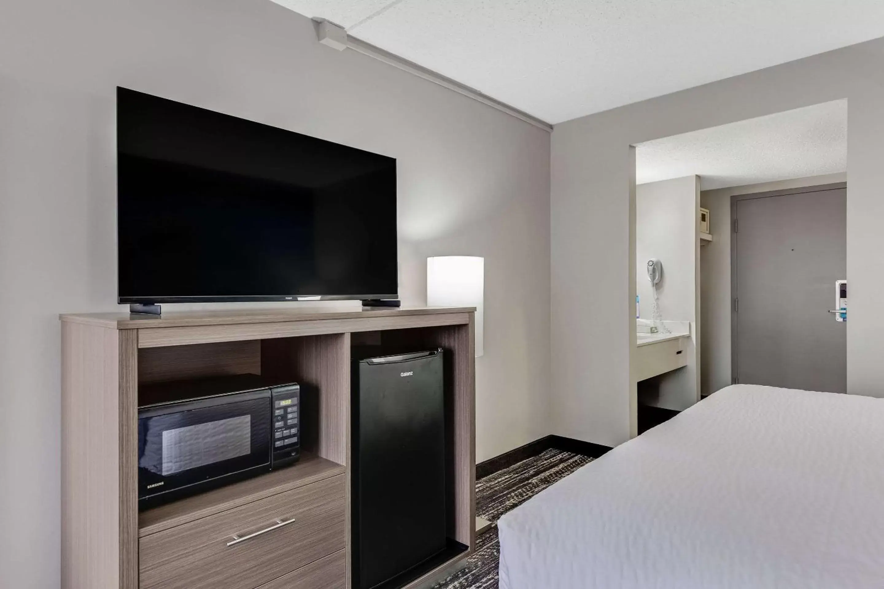 Bedroom, TV/Entertainment Center in Clarion Pointe by Choice Hotel