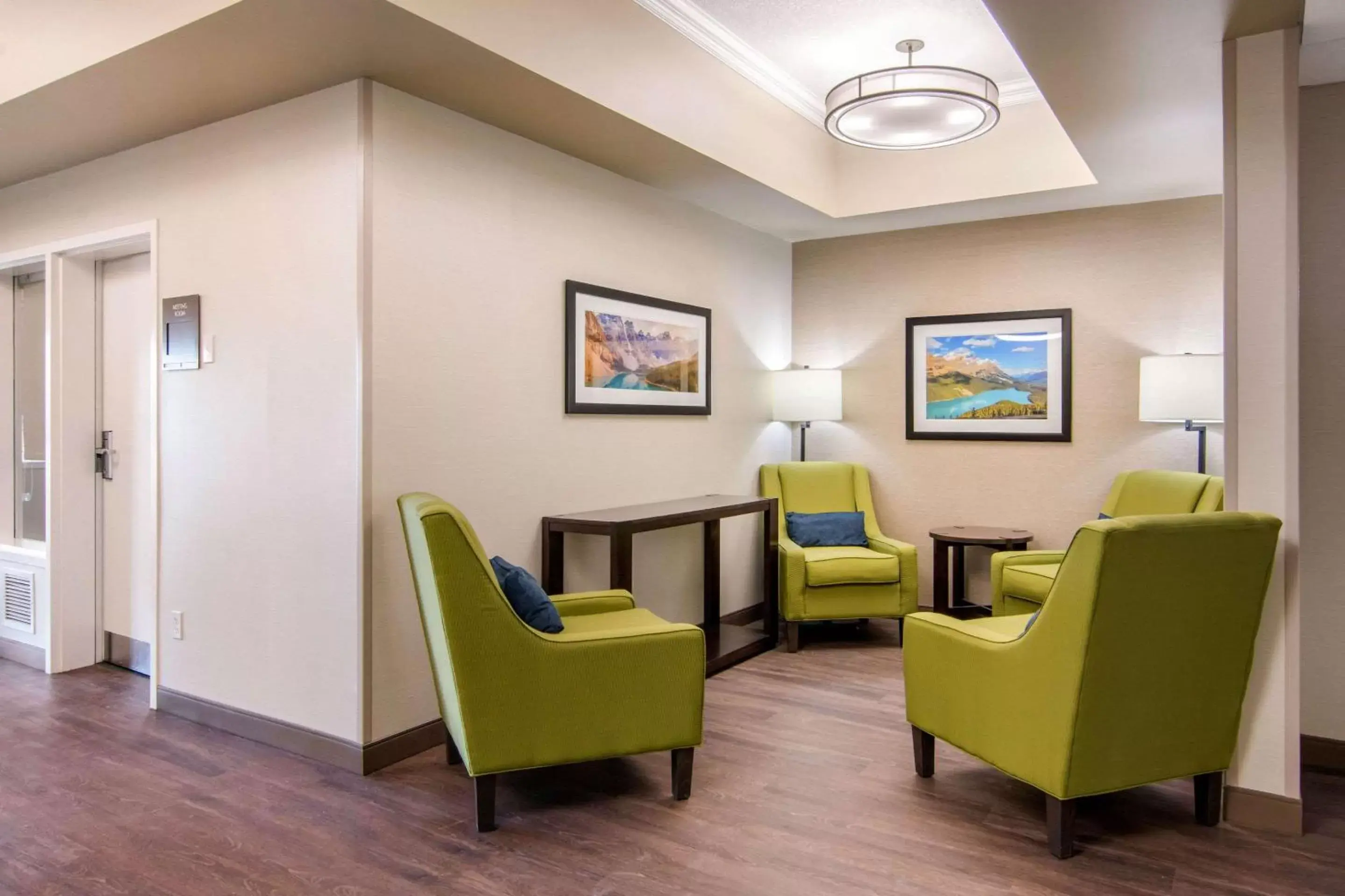 Lobby or reception, Seating Area in Comfort Inn & Suites Red Deer