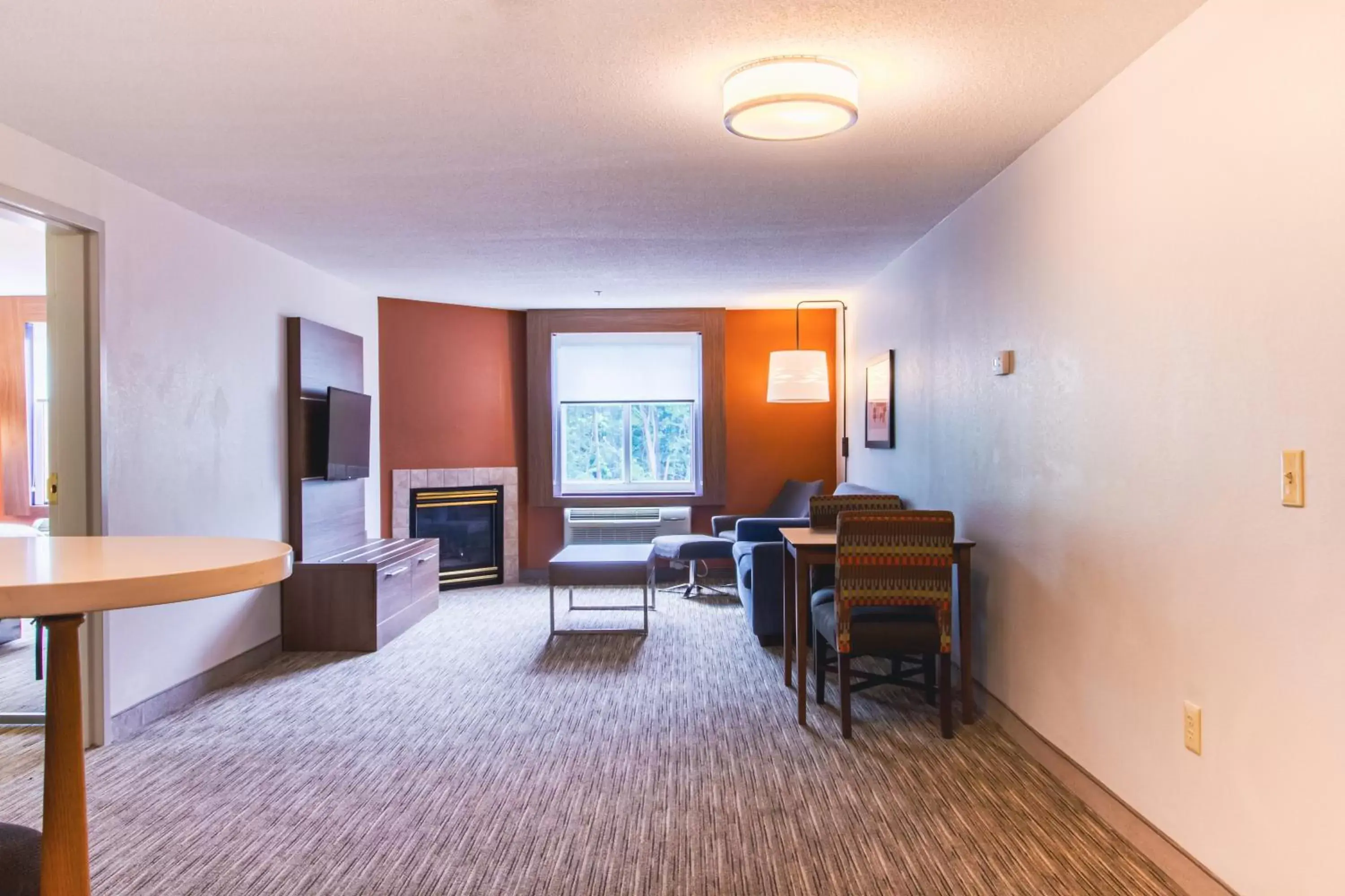 Living room in Holiday Inn Express & Suites - Lincoln East - White Mountains, an IHG Hotel