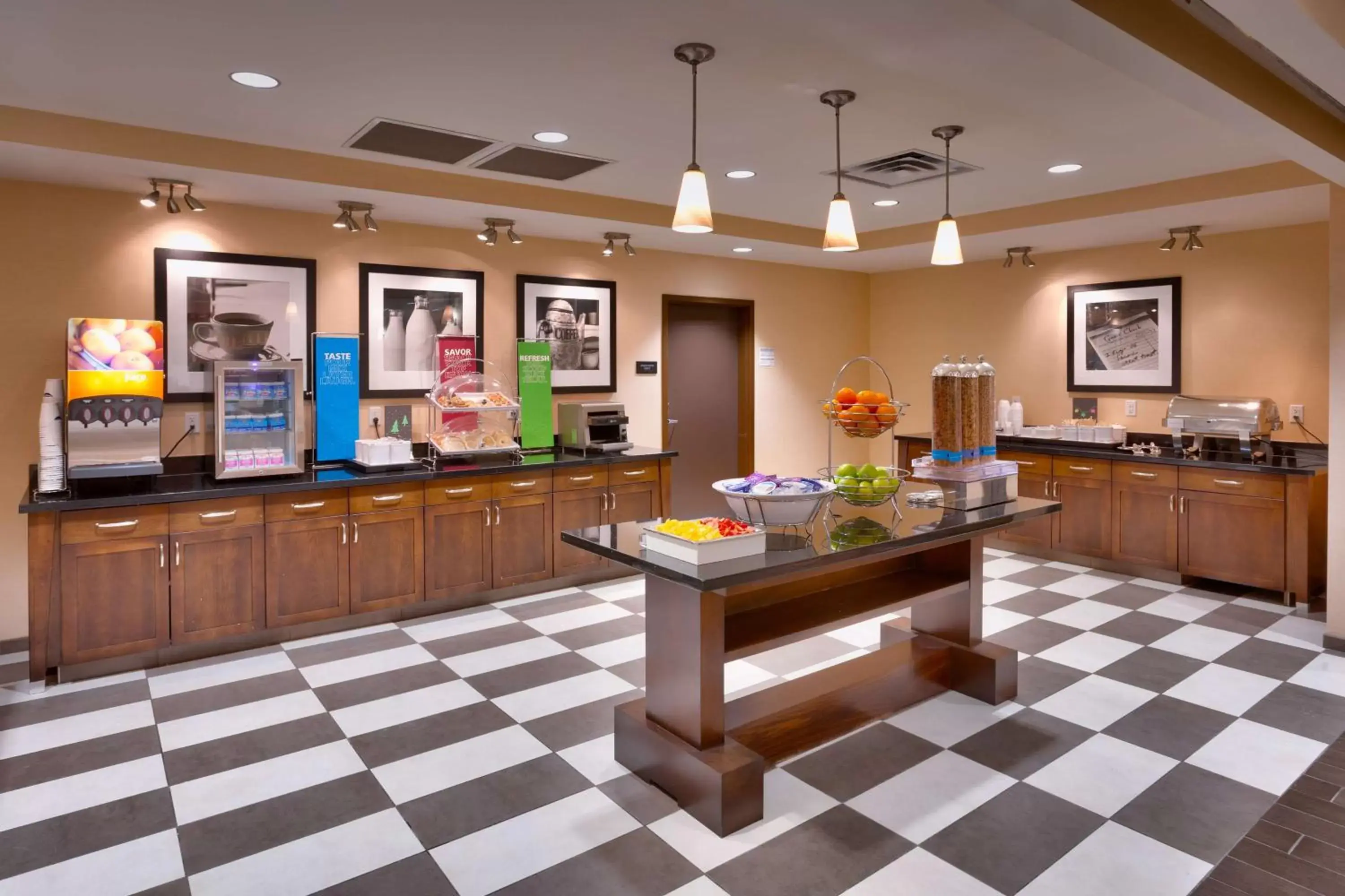 Dining area in Hampton Inn Omaha/West Dodge Road, Old Mill