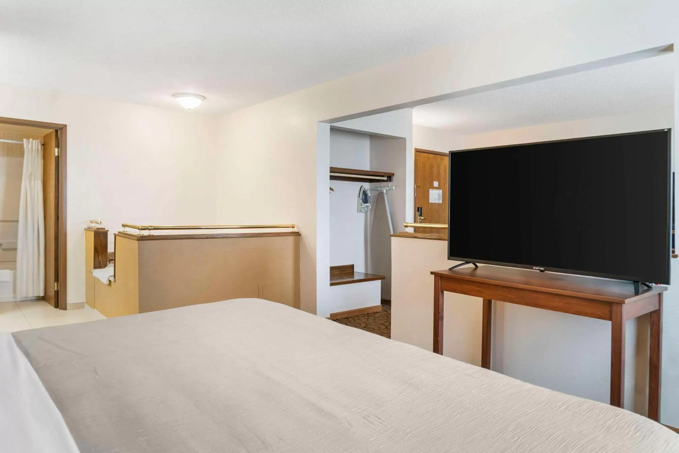 Bedroom, TV/Entertainment Center in Quality Inn & Suites