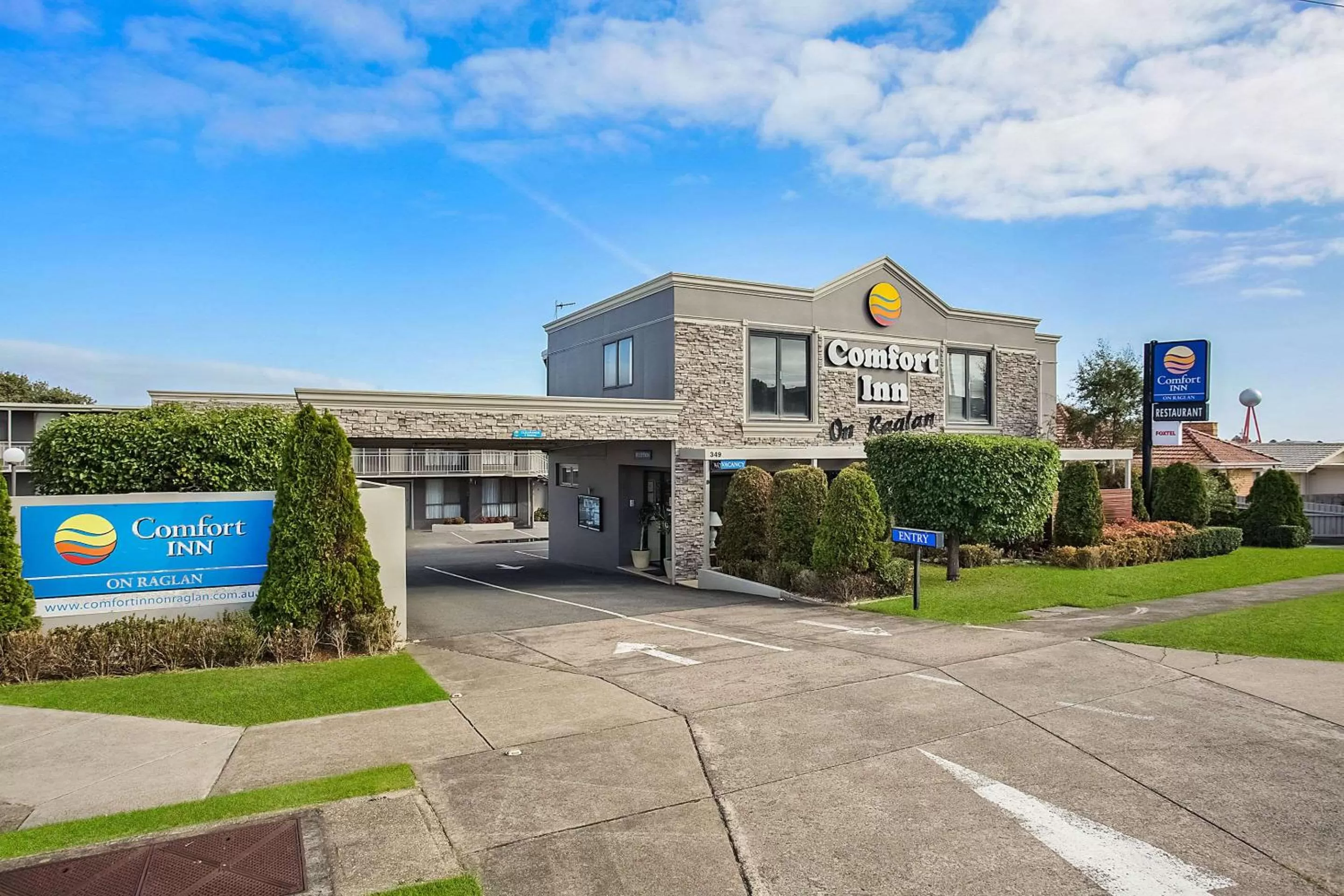 Property building in Comfort Inn On Raglan