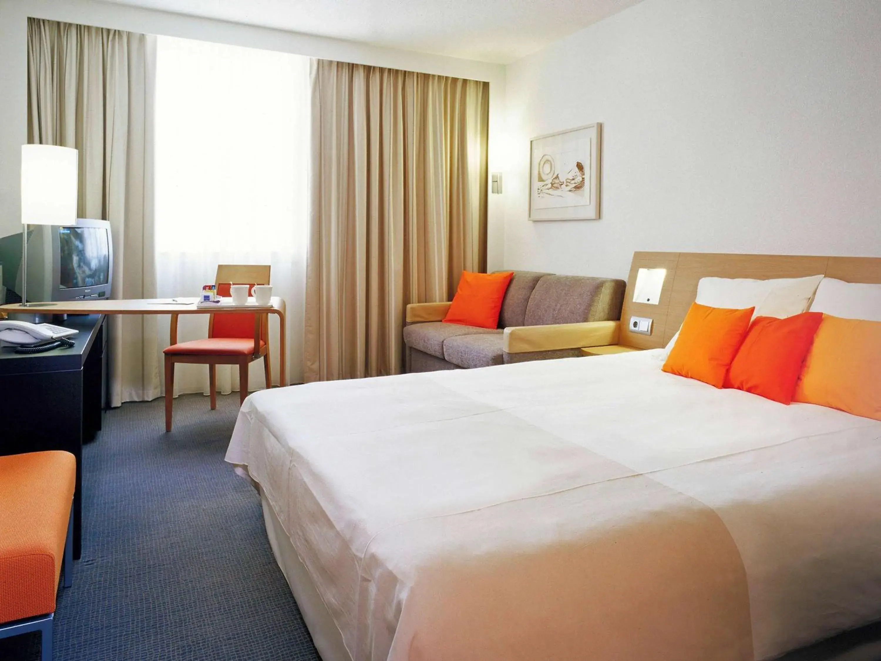 Photo of the whole room, Bed in Novotel Brugge Centrum