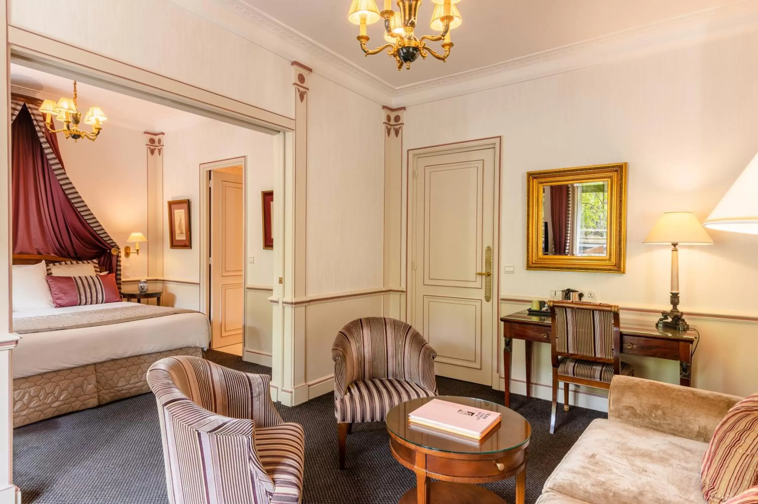 Living room in Hotel Napoleon Paris