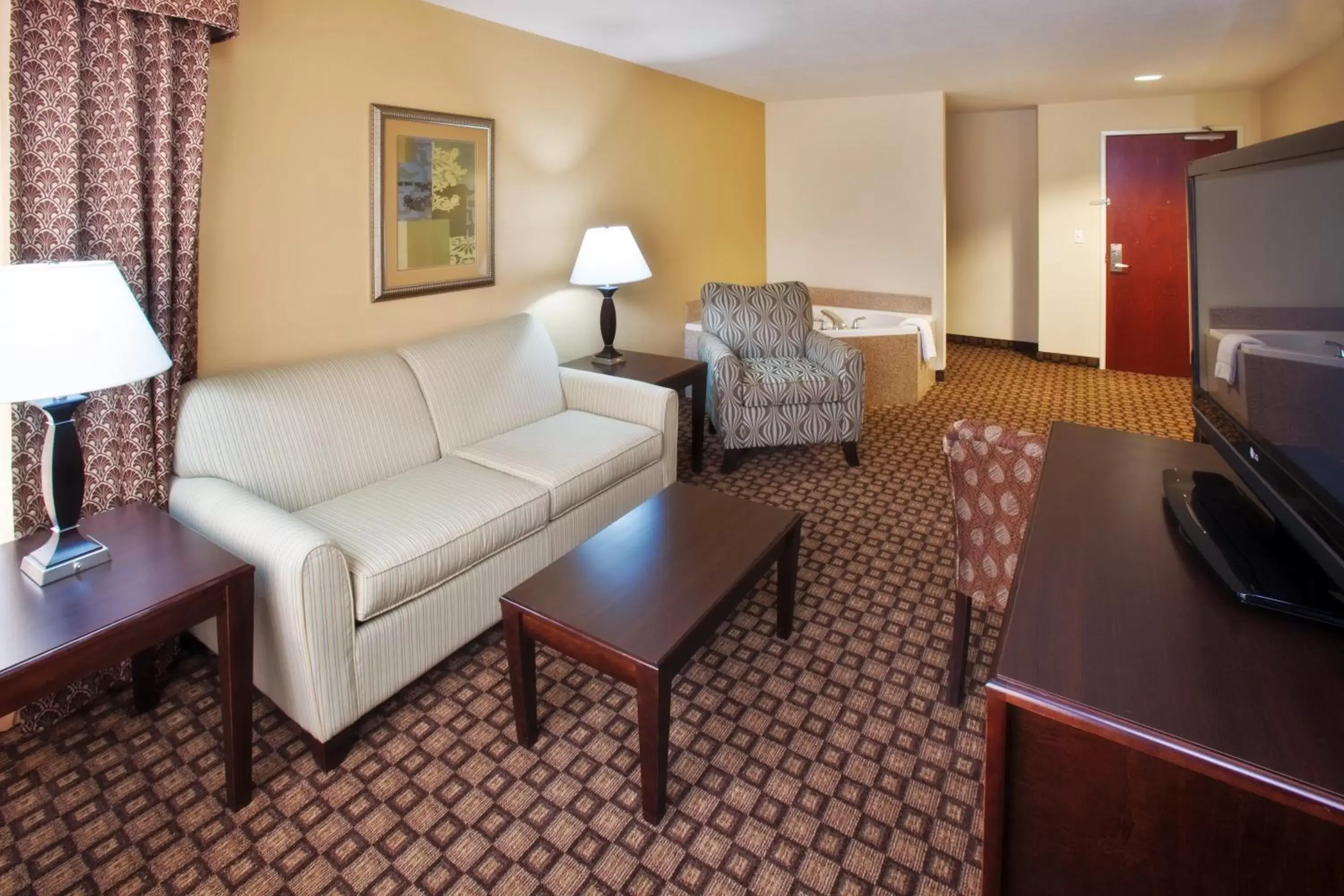 Photo of the whole room, Seating Area in Holiday Inn Quincy, an IHG Hotel
