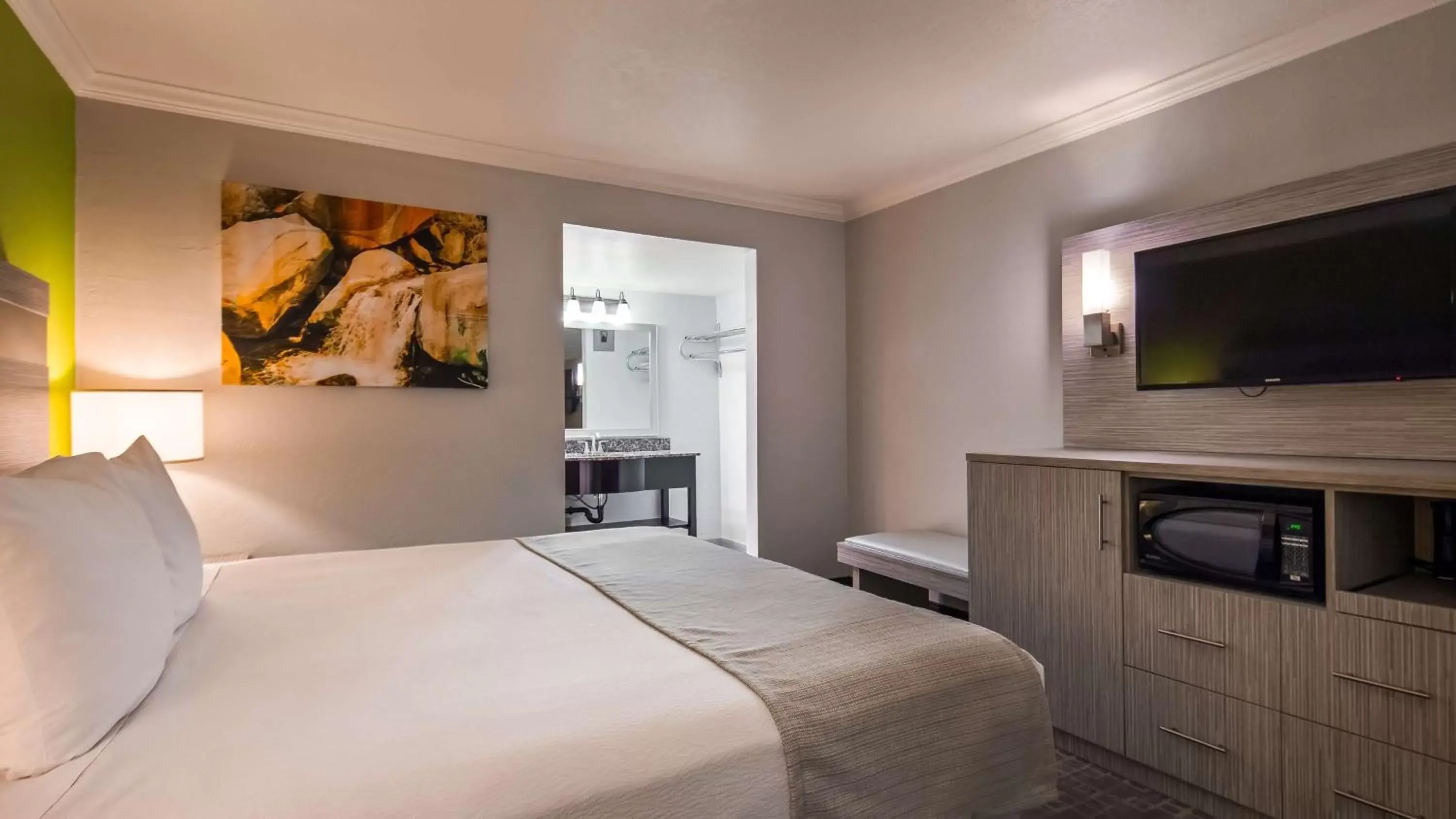 Photo of the whole room, Bed in Best Western InnSuites Phoenix Hotel & Suites