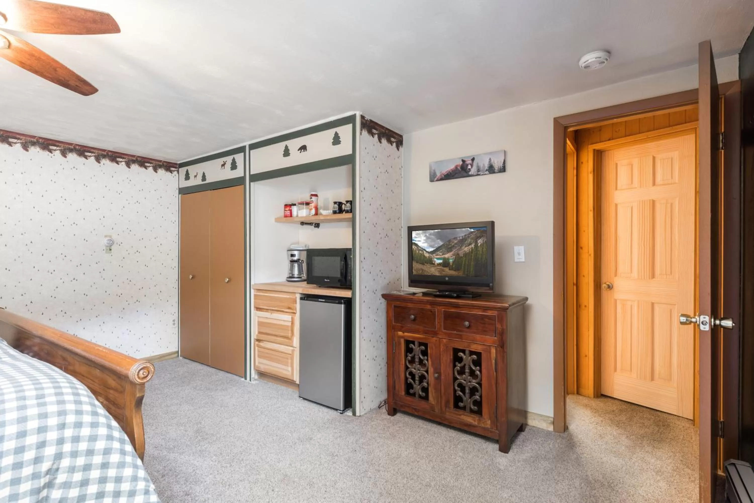 TV and multimedia in 4 Seasons Inn on Fall River